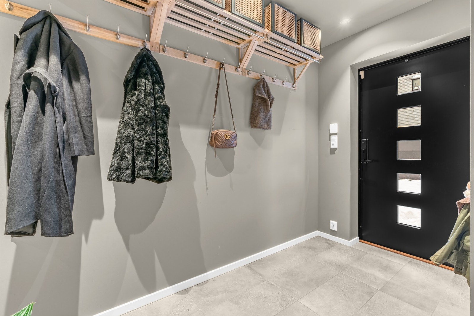 I gangen er det godt med plass til oppheng av yttertøy og hyller med ytterligere lagringsplass. Ytterdøren har dørlås av typen Yale Doorman Galleribilde