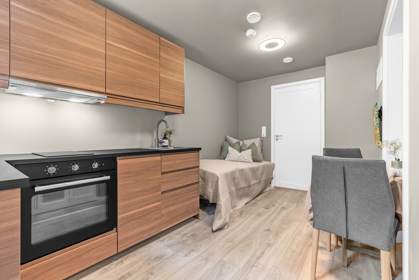 Stue/kjøkken med plass til seng, TV-løsning og et lite spisebord. (Det er ikke søkt kommunen om godkjenning som egen bruksenhet, se info under punktet ferdigattest i salgsoppgaven) Galleribilde