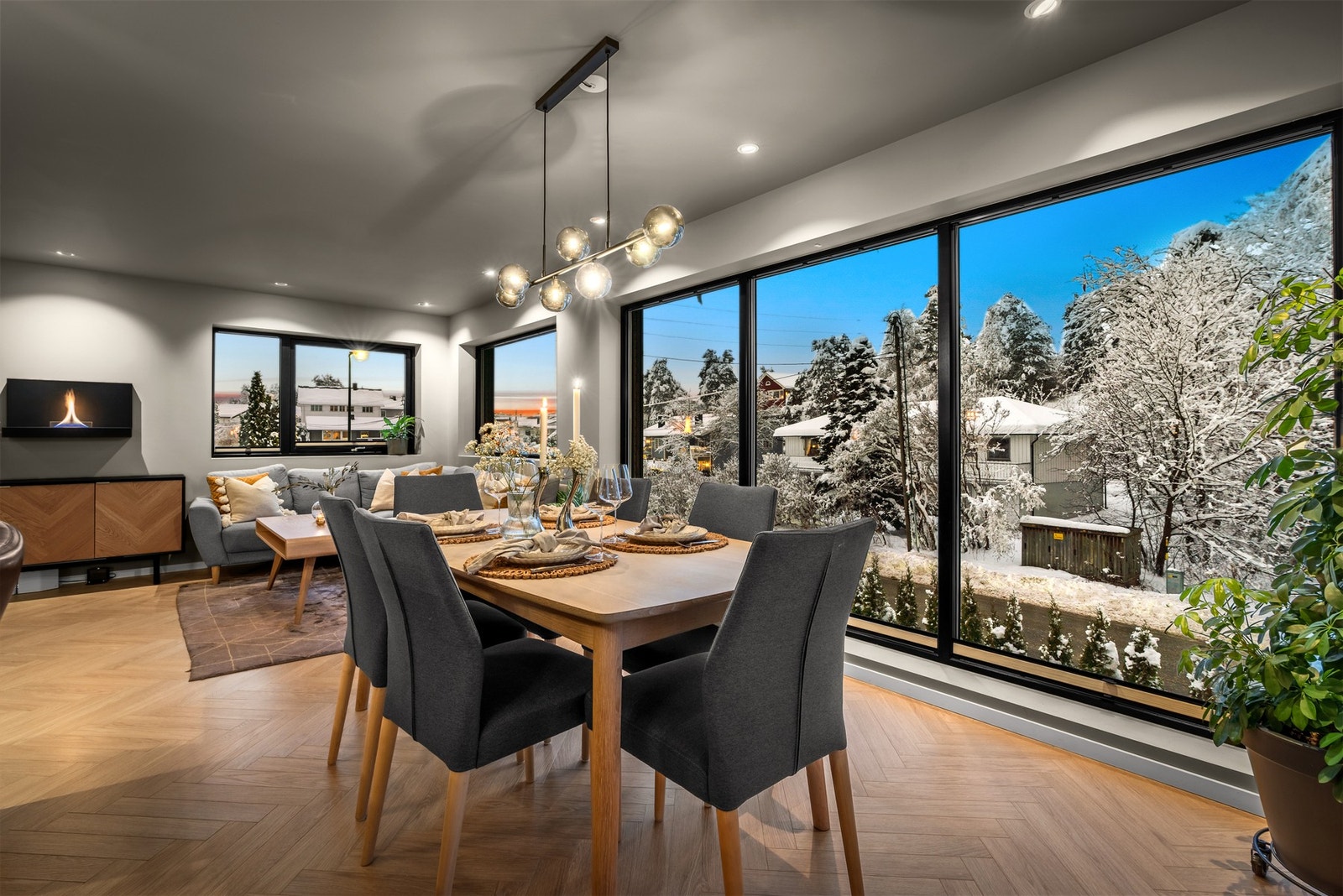 Det er vinduer på 3 sider av rommet som sørger for godt med naturlig lys, og gir en behagelig atmosfære Galleribilde