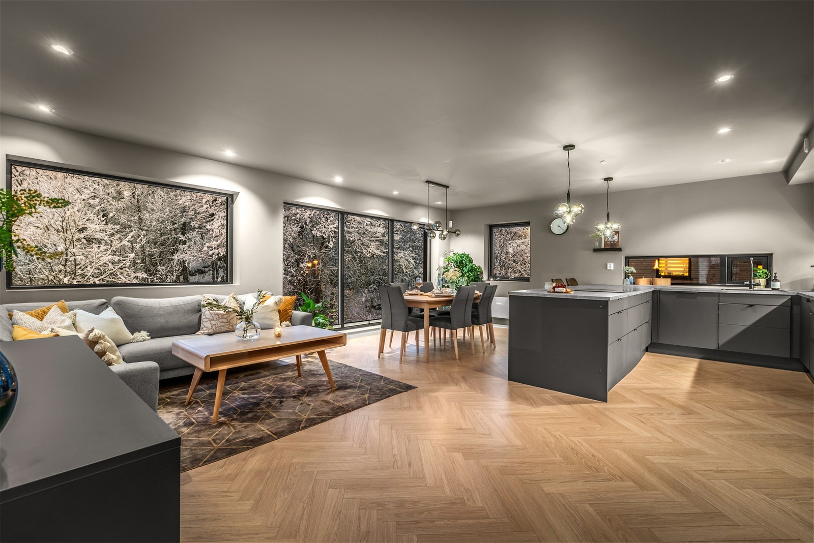 Selve hjertet i denne boligen er den romslige stuen med åpen kjøkkenløsning Galleribilde