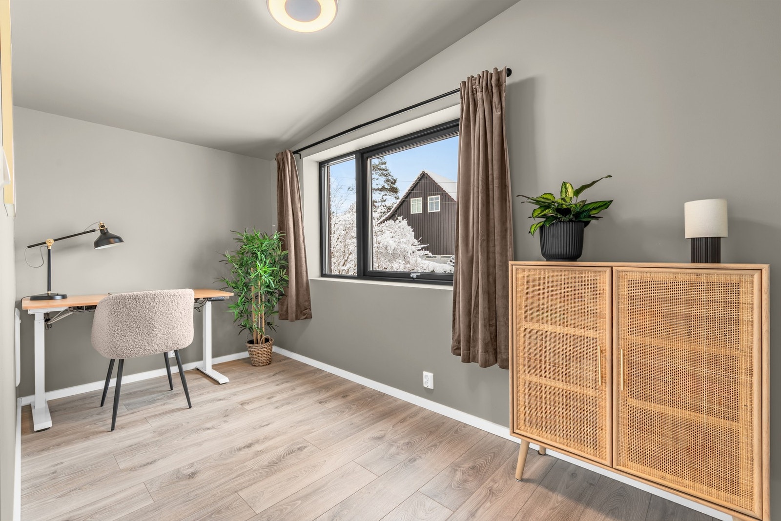 Soverom i toppetasjen med laminat på gulv og glattmalte flater på vegg Galleribilde