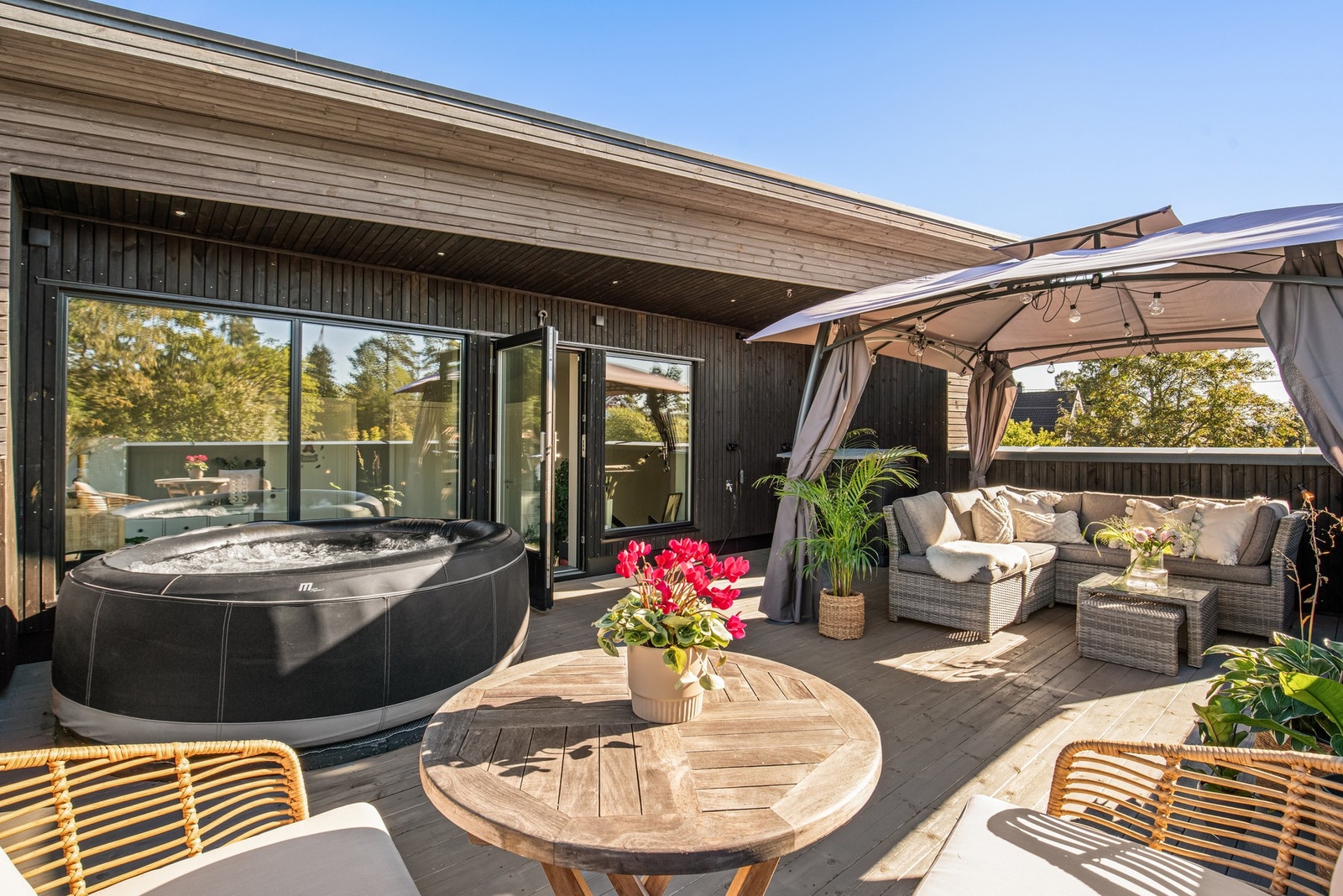 Takterrassen er på hele 33 kvm og har god plass til møblering i flere soner. Takterrassen har Mspa boblebad som medfølger Galleribilde