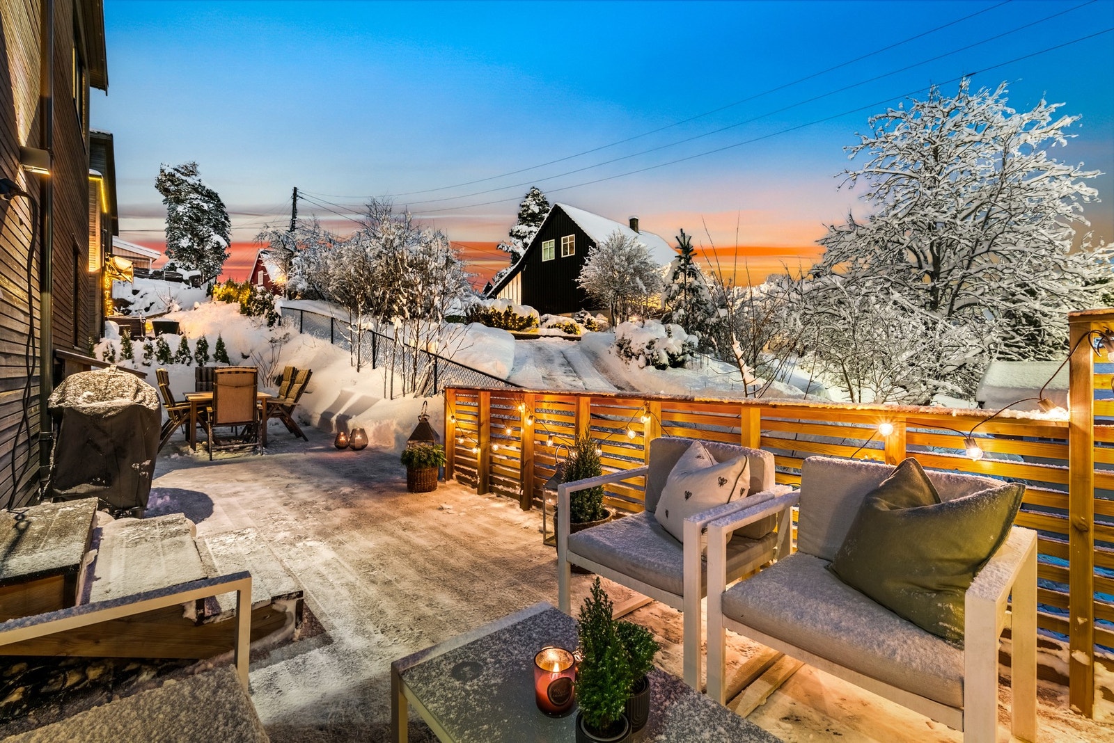 Stor sydvendt terrasse på hele 32 kvm med videre utgang til hagen Galleribilde