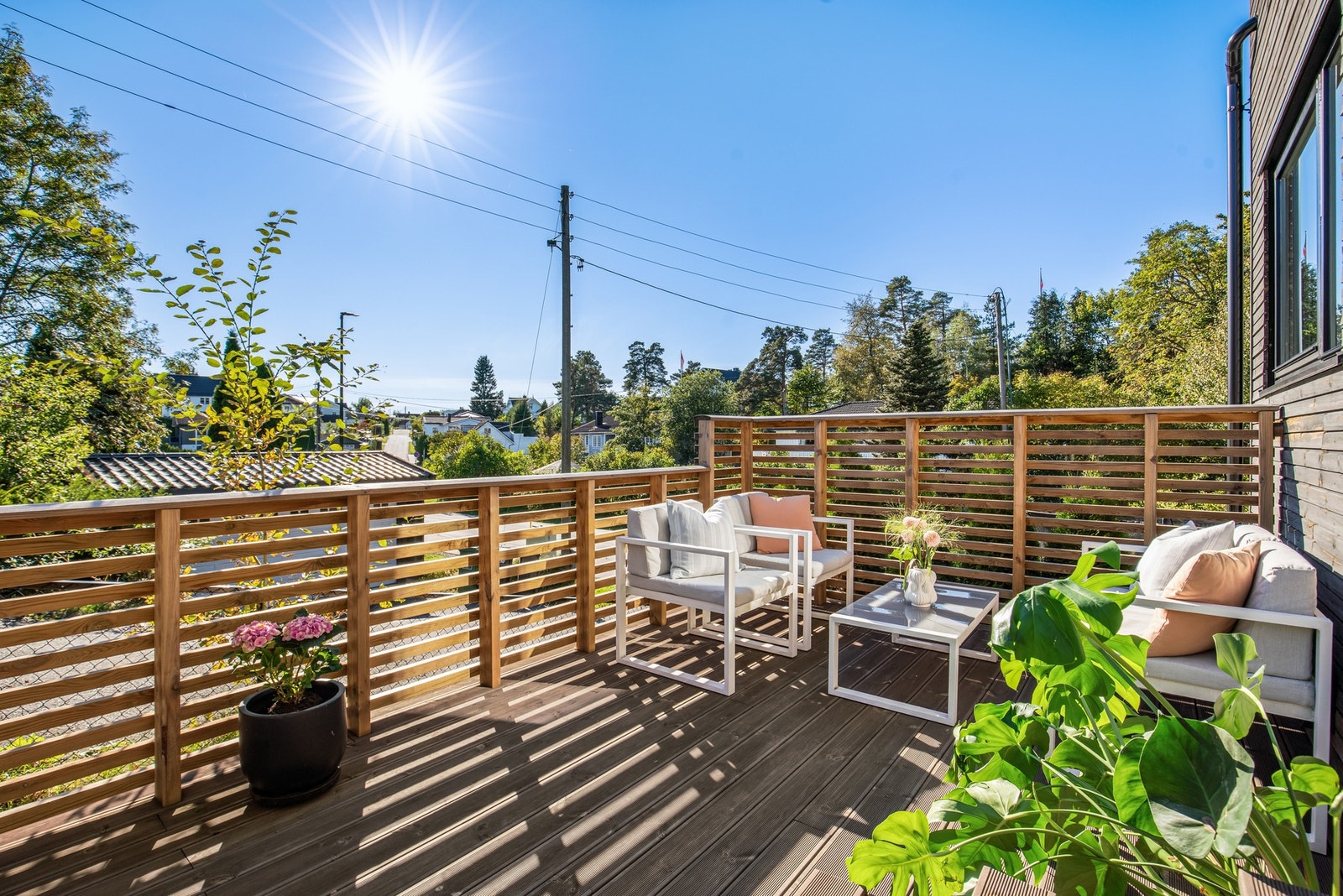 Fra stuen er det direkte utgang til en stor terrasse (terrassen er ikke byggemeldt) Galleribilde