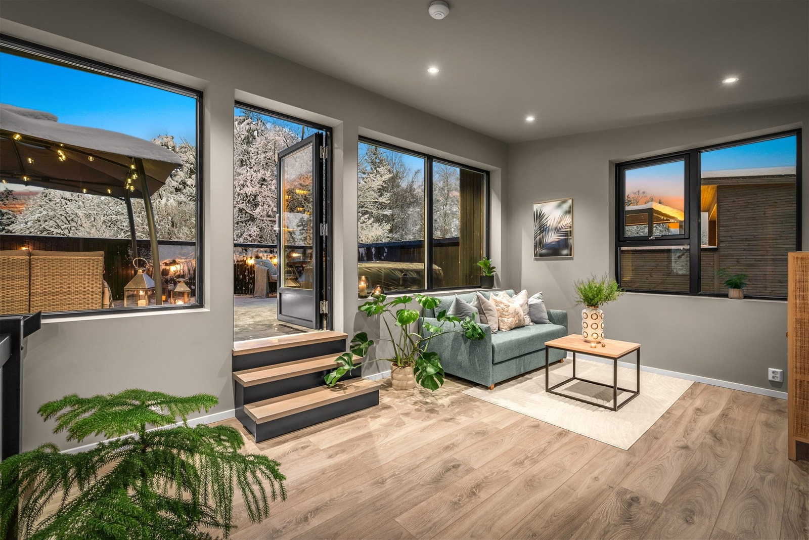 Toppetasjen inneholder en flott og luftig TV-stue Galleribilde