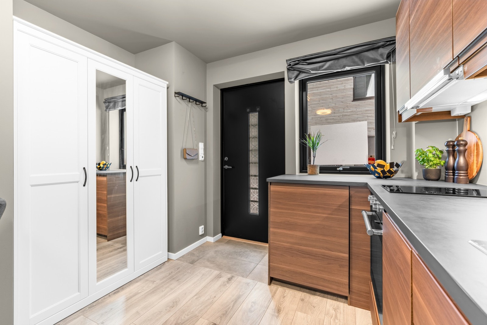 Det er egen separat inngang til dette rommet. Stort garderobeskap som medfølger Galleribilde