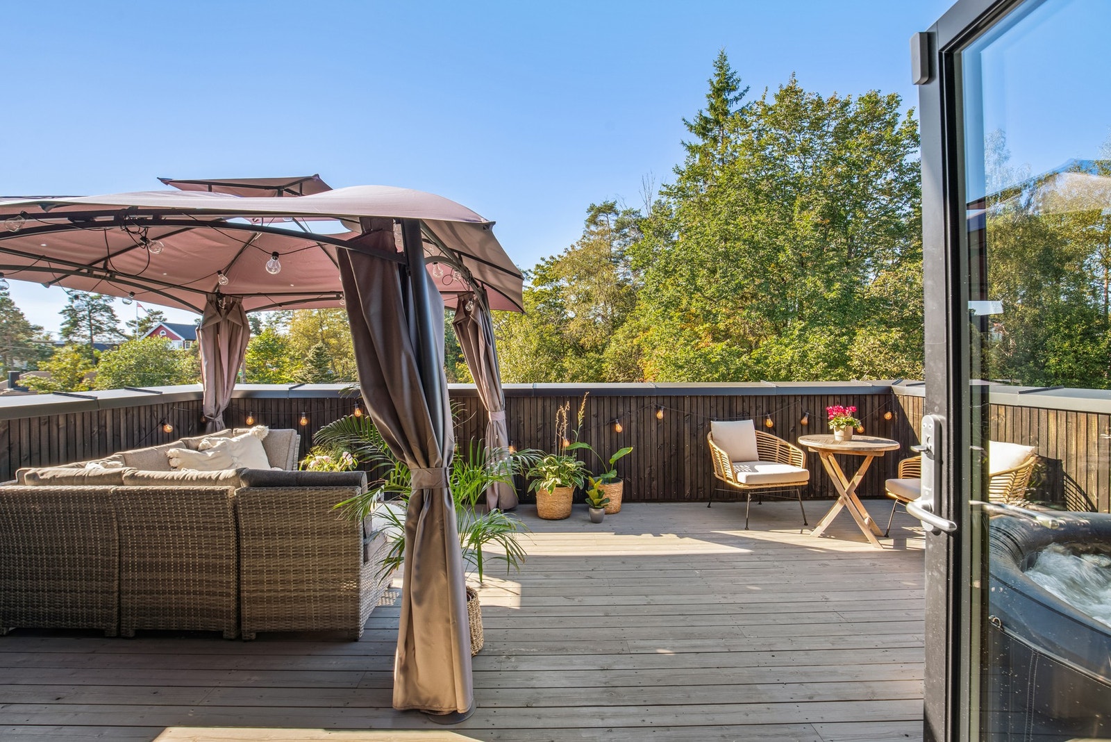 Fra stuen i boligens 2. etasje er det direkte utgang til en herlig, vestvendt takterrasse, som er et av boligens høydepunkt Galleribilde