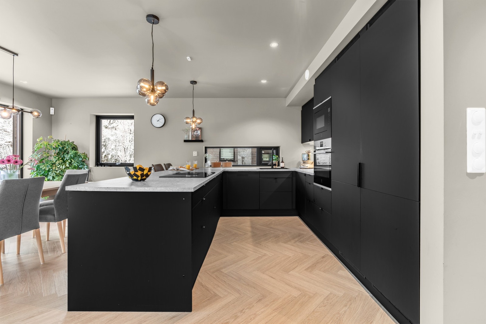 Kjøkkenet har induksjonsplatetopp med integrert avtrekk, stekeovn, mikrobølgeovn, oppvaskmaskin, kjøleskap (full høyde) og fryseskap (full høyde) Galleribilde