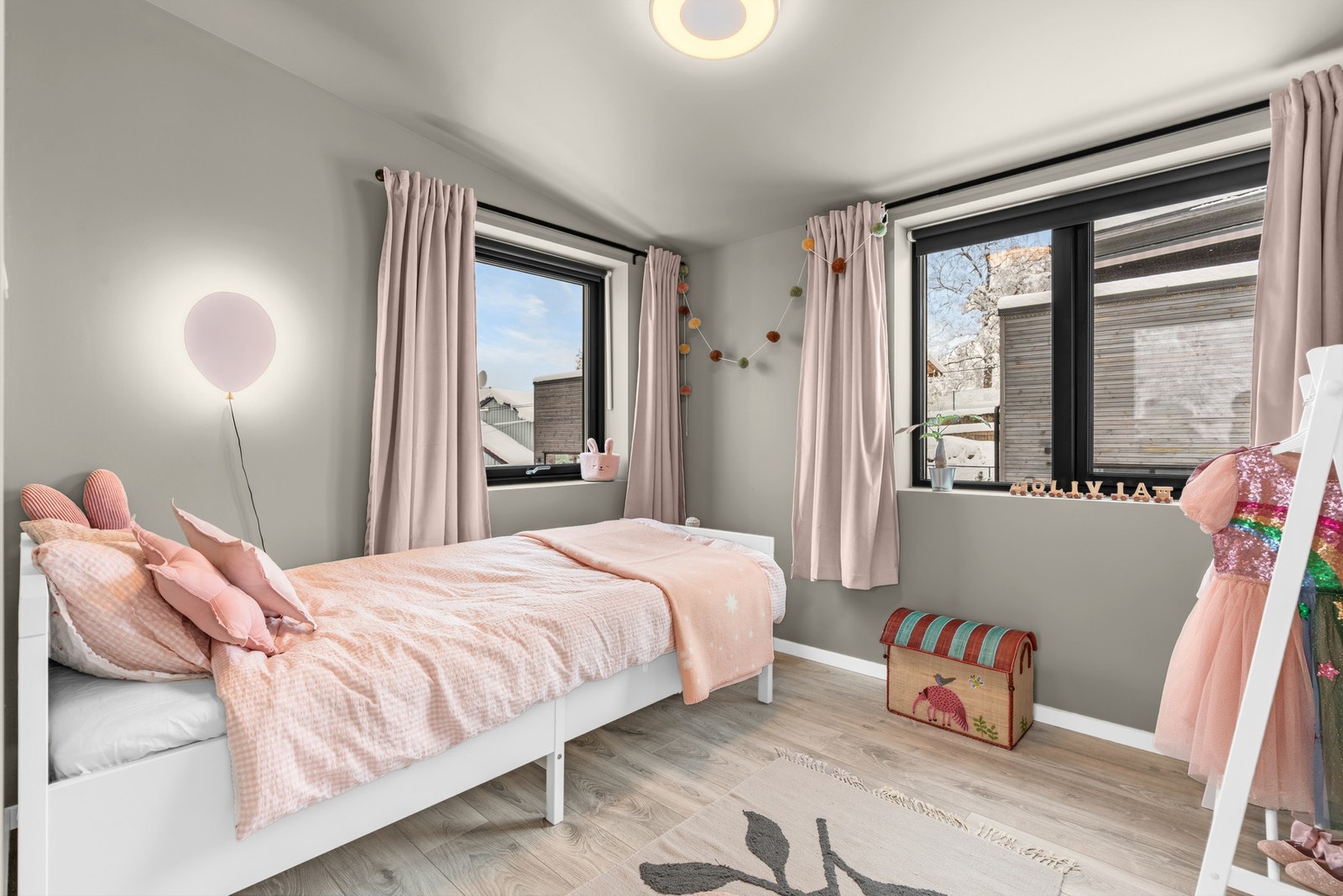 Begge soverommene har god plass til seng, pult og garderobeskap Galleribilde