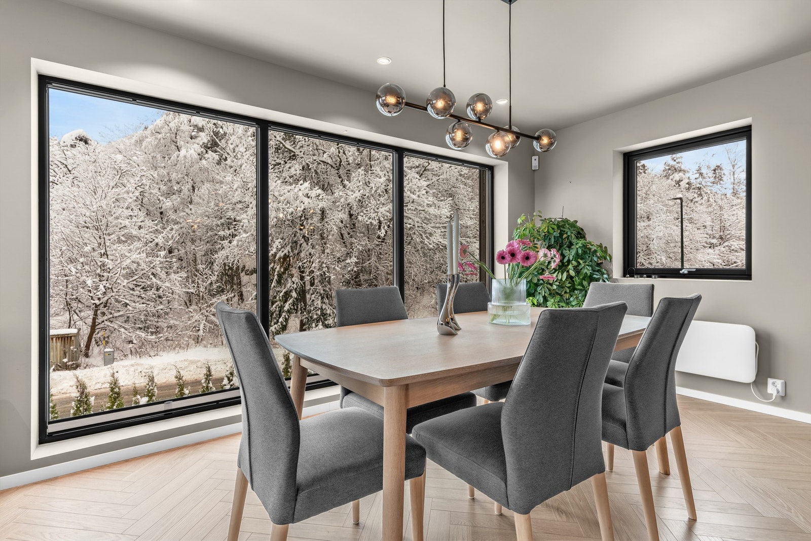 Plass til stort spisebord på kjøkkenet. Her kan venner og familie samles til hyggelige middagssammenkomster Galleribilde