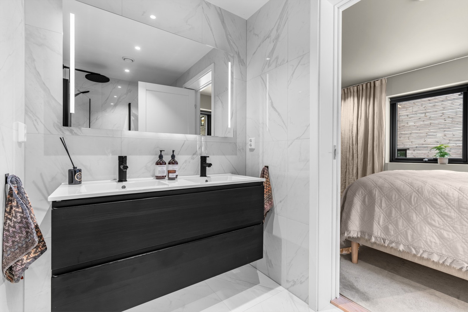 Delikat, flislagt bad med direkte inngang fra hovedsoverommet Galleribilde