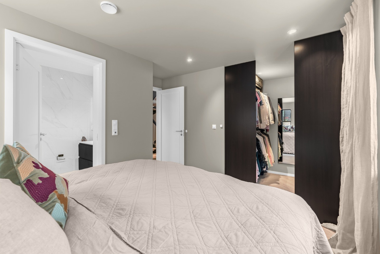 Fra hovedsoverommet er det ekstra luksus med direkte tilgang til eget bad Galleribilde