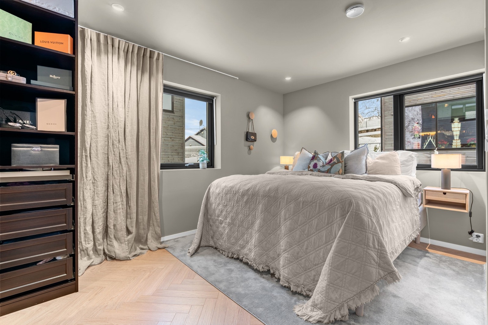 Hovedetasjen har 2 soverom. Hovedsoverommet er meget romslig med god plass til stor dobbeltseng Galleribilde