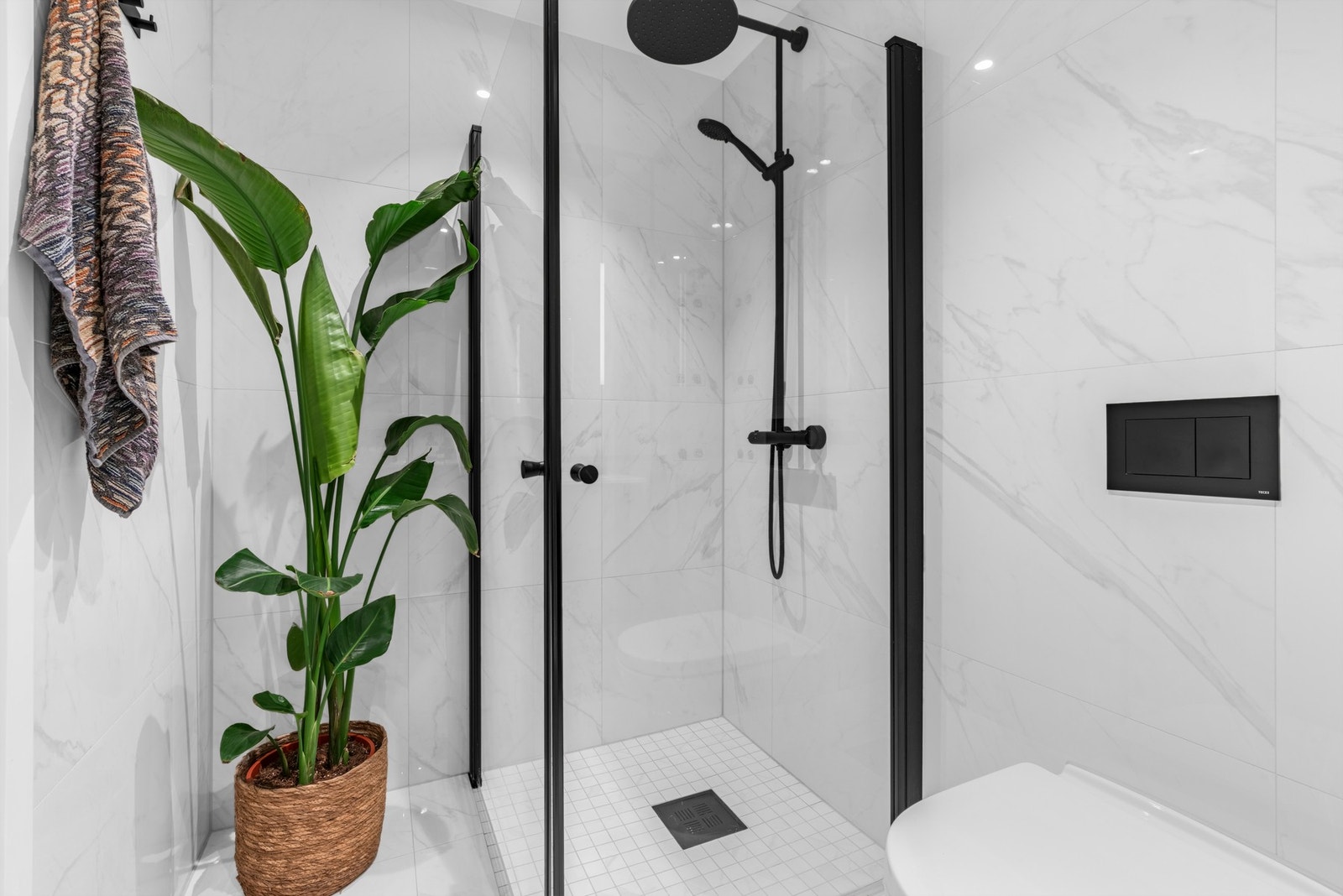 Badet har varmekabler i gulv og downlights i tak Galleribilde