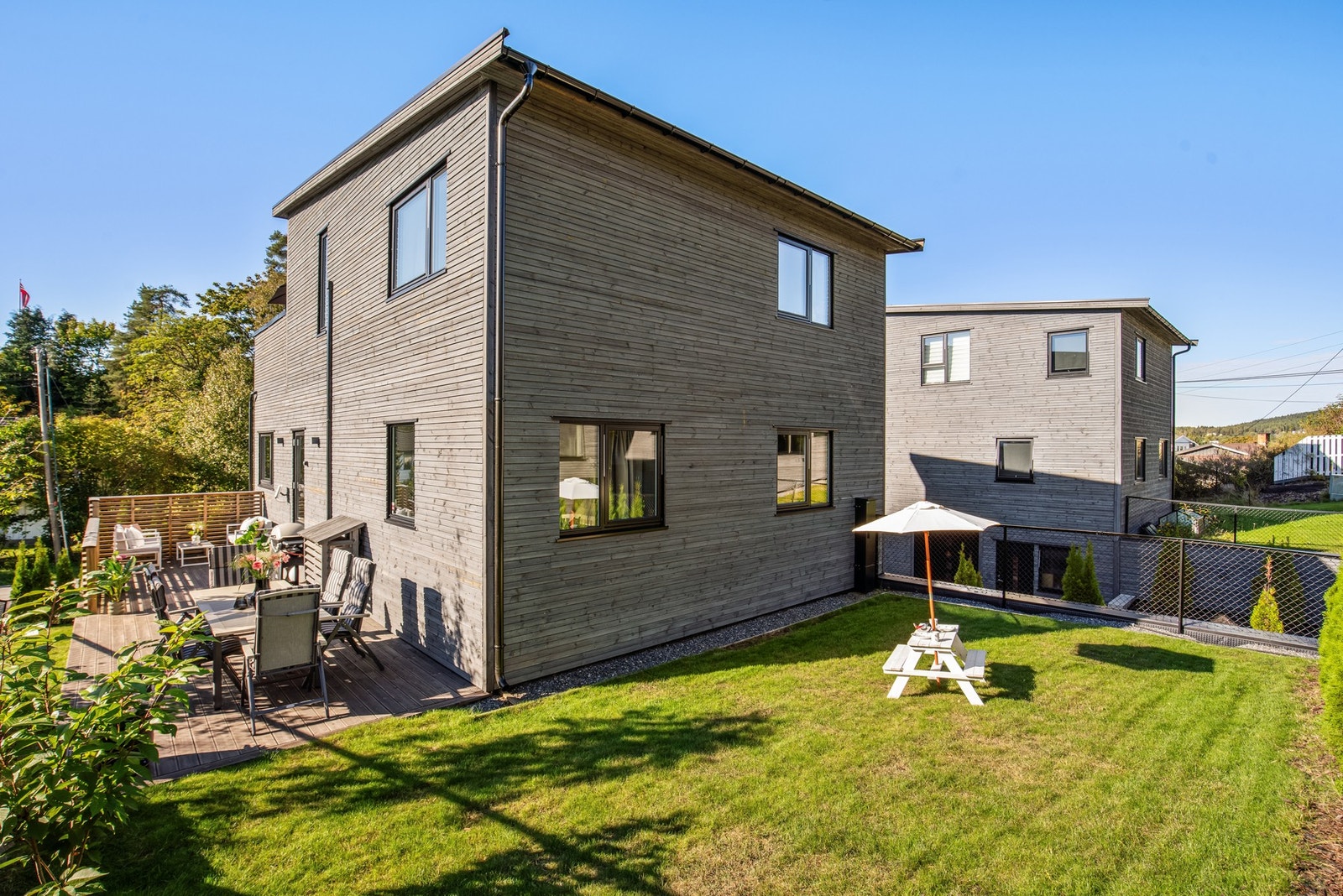 Fra terrassen i første etasje er det direkte utgang til den flotte hagen Galleribilde