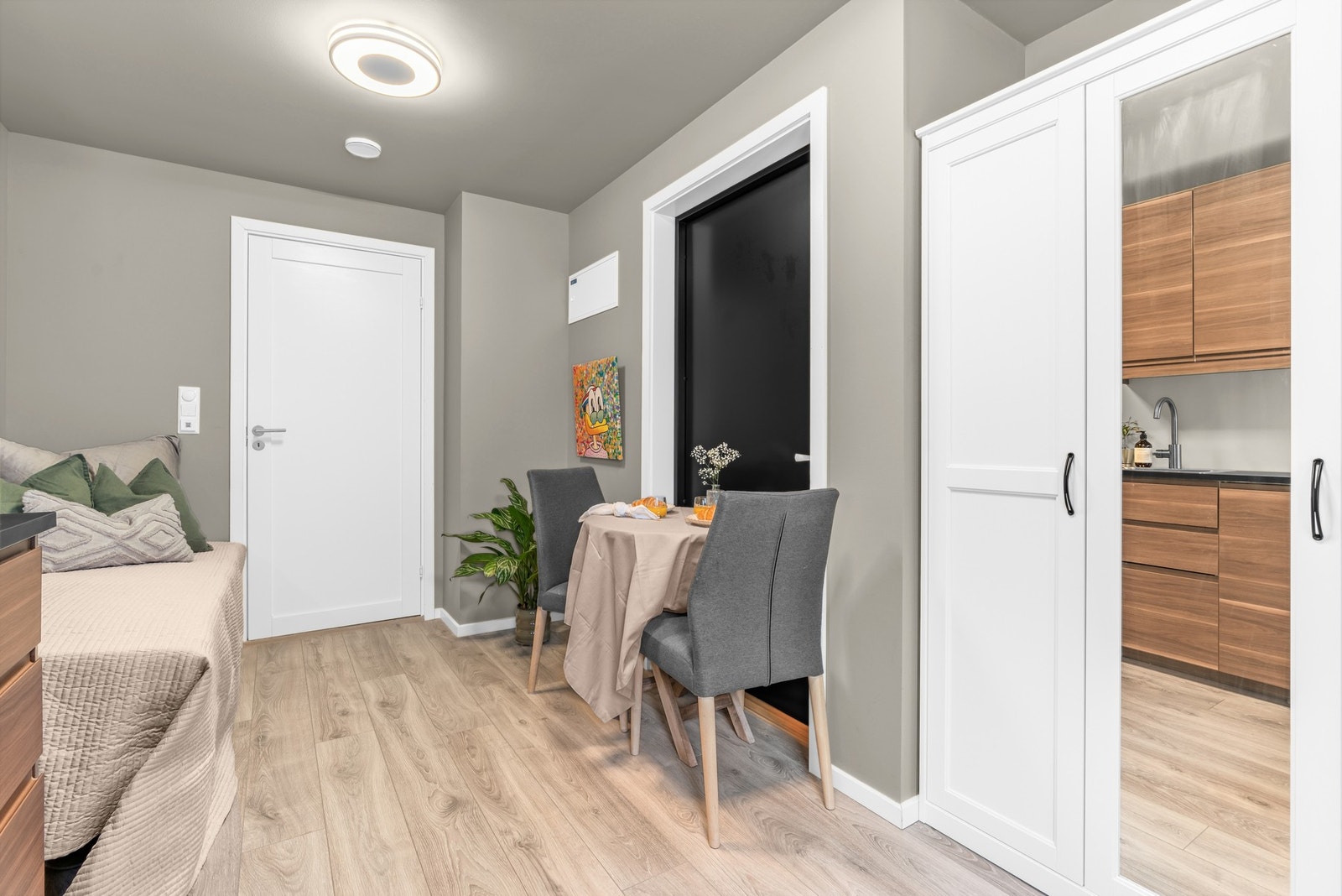 Det er intern adkomst mellom dette rommet og entré/gang Galleribilde