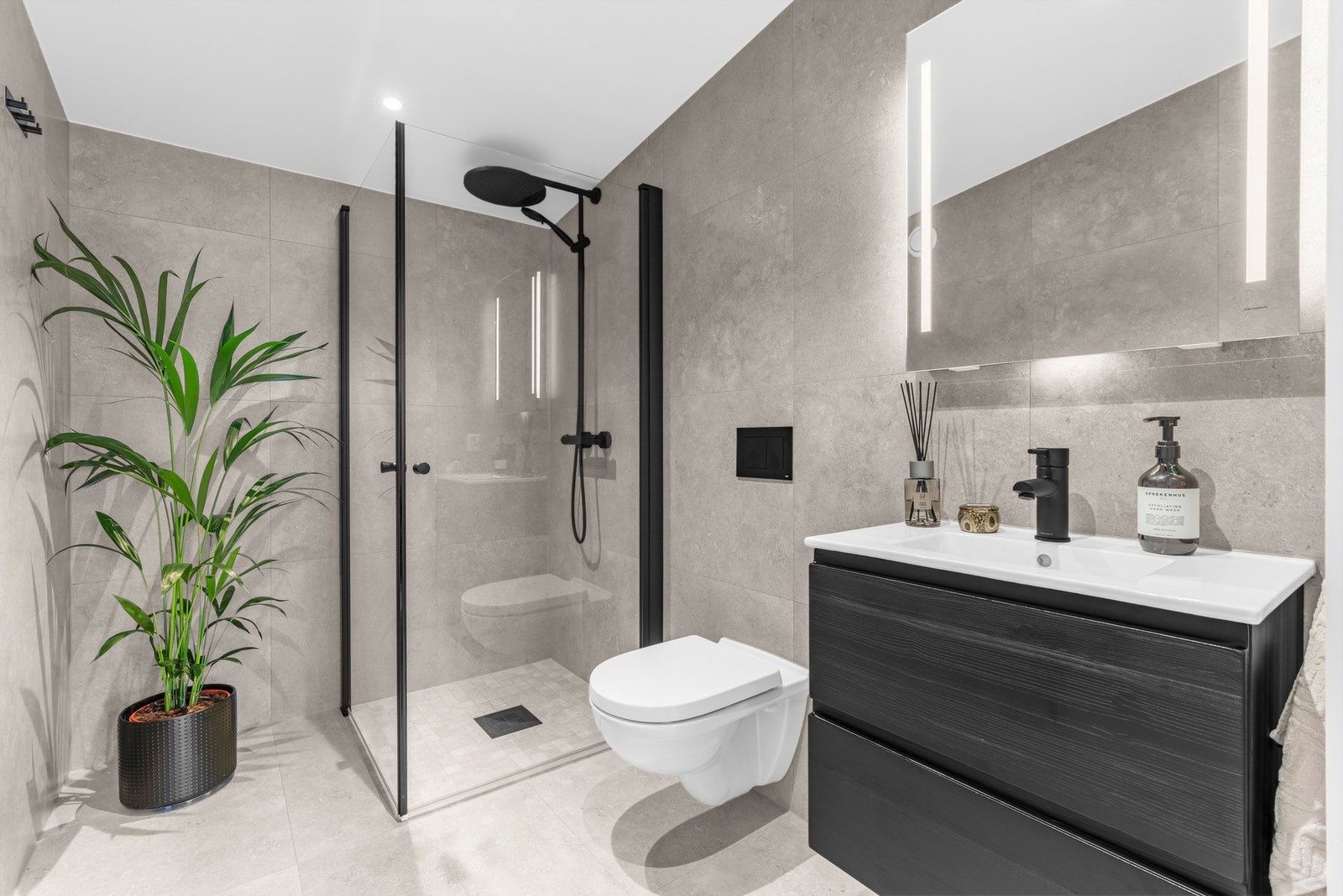 De svarte detaljene gir badet et eksklusivt preg Galleribilde