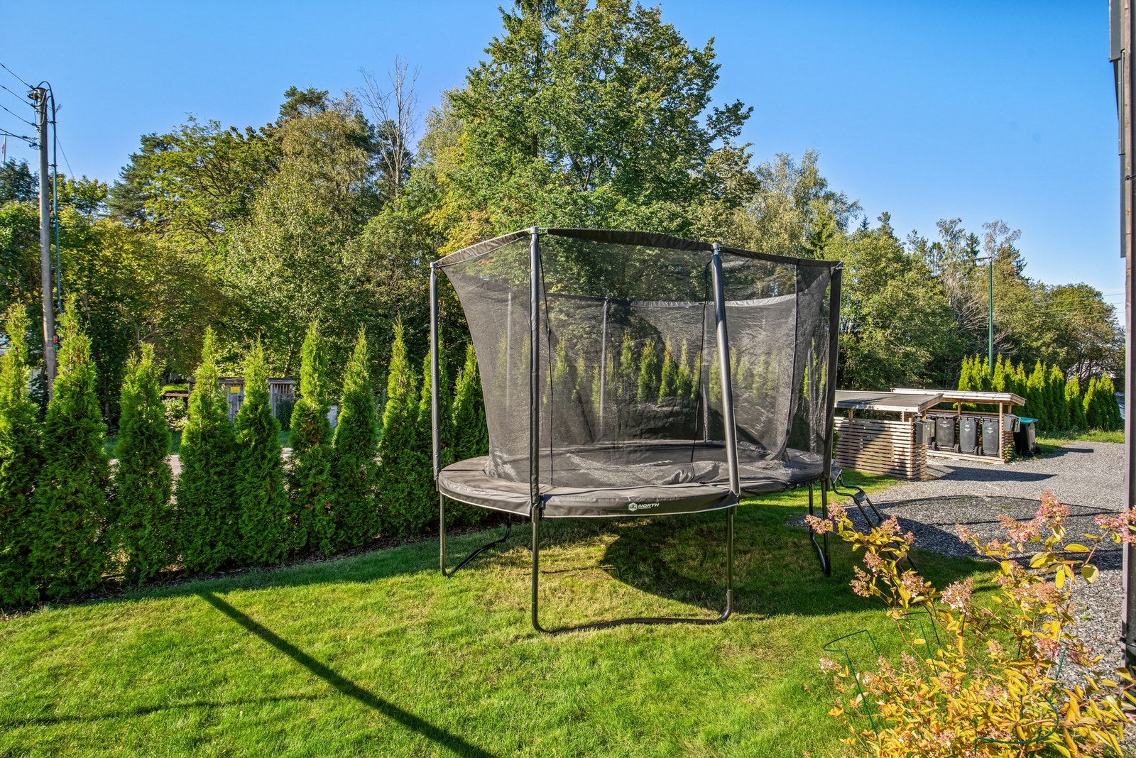 Det er plass til møblement, trampoline m.m. En flott uteplass for hele familien Galleribilde
