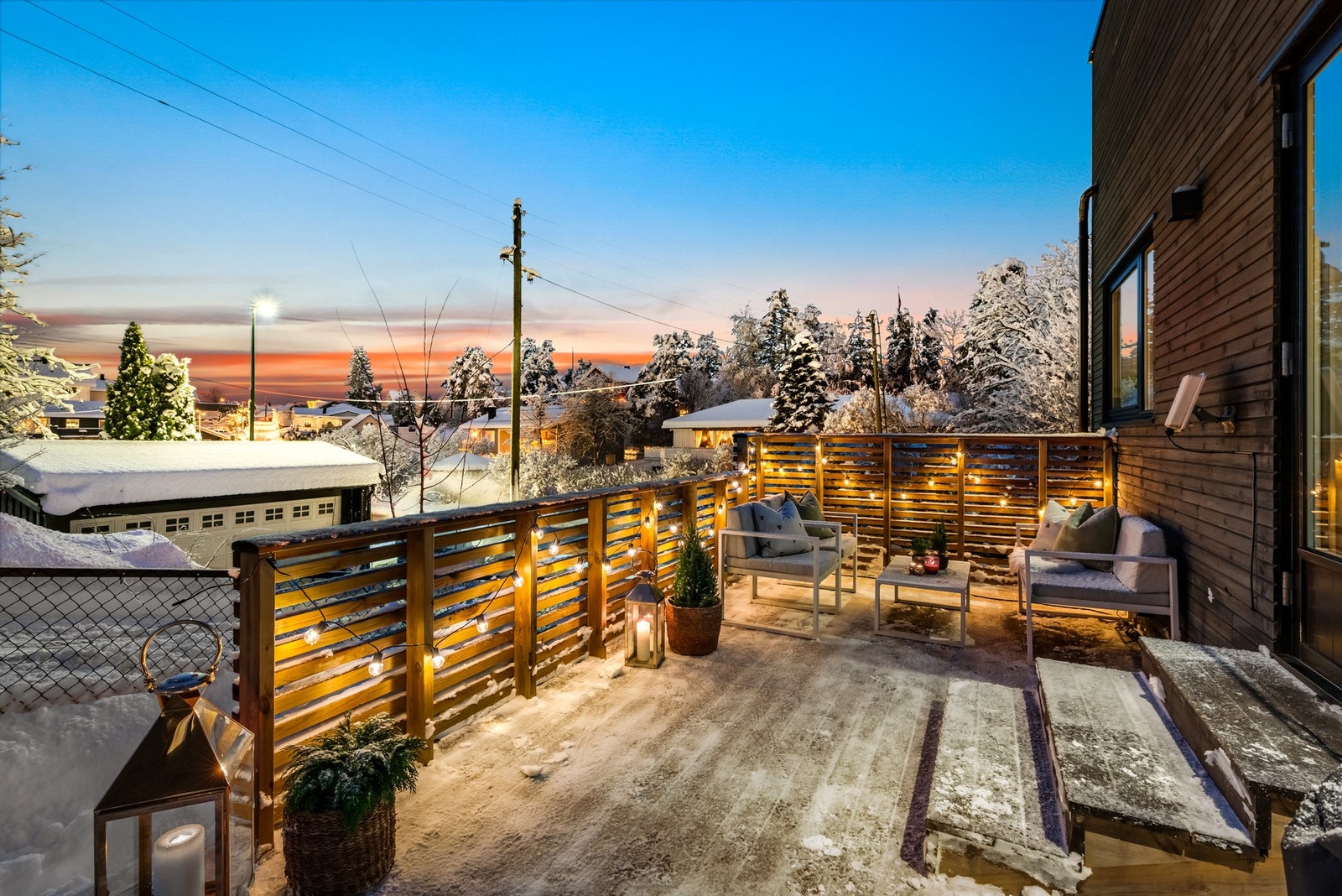 Fra stuen er det direkte utgang til en stor terrasse (terrassen er ikke byggemeldt) Galleribilde