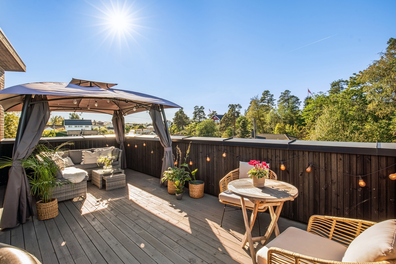 Her er det herlig å sitte etter en lang arbeidsdag i sola og nyte sommerkveldene Galleribilde