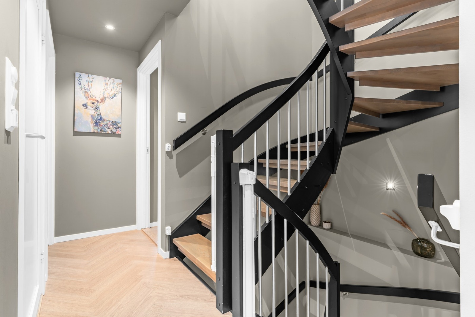 Trapperom i hovedetasjen med downlights i tak. Videre beveger vi oss opp til boligens 2. etasje Galleribilde