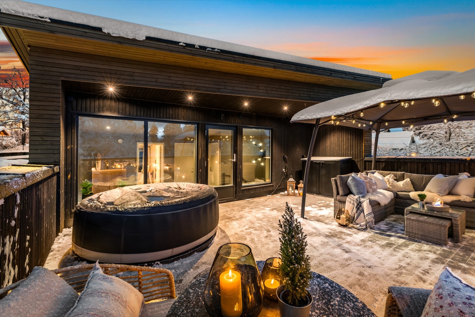 Fra stuen har man direkte utgang til en herlig takterrasse, som er en fin forlengelse av stuen på sommerstid Galleribilde