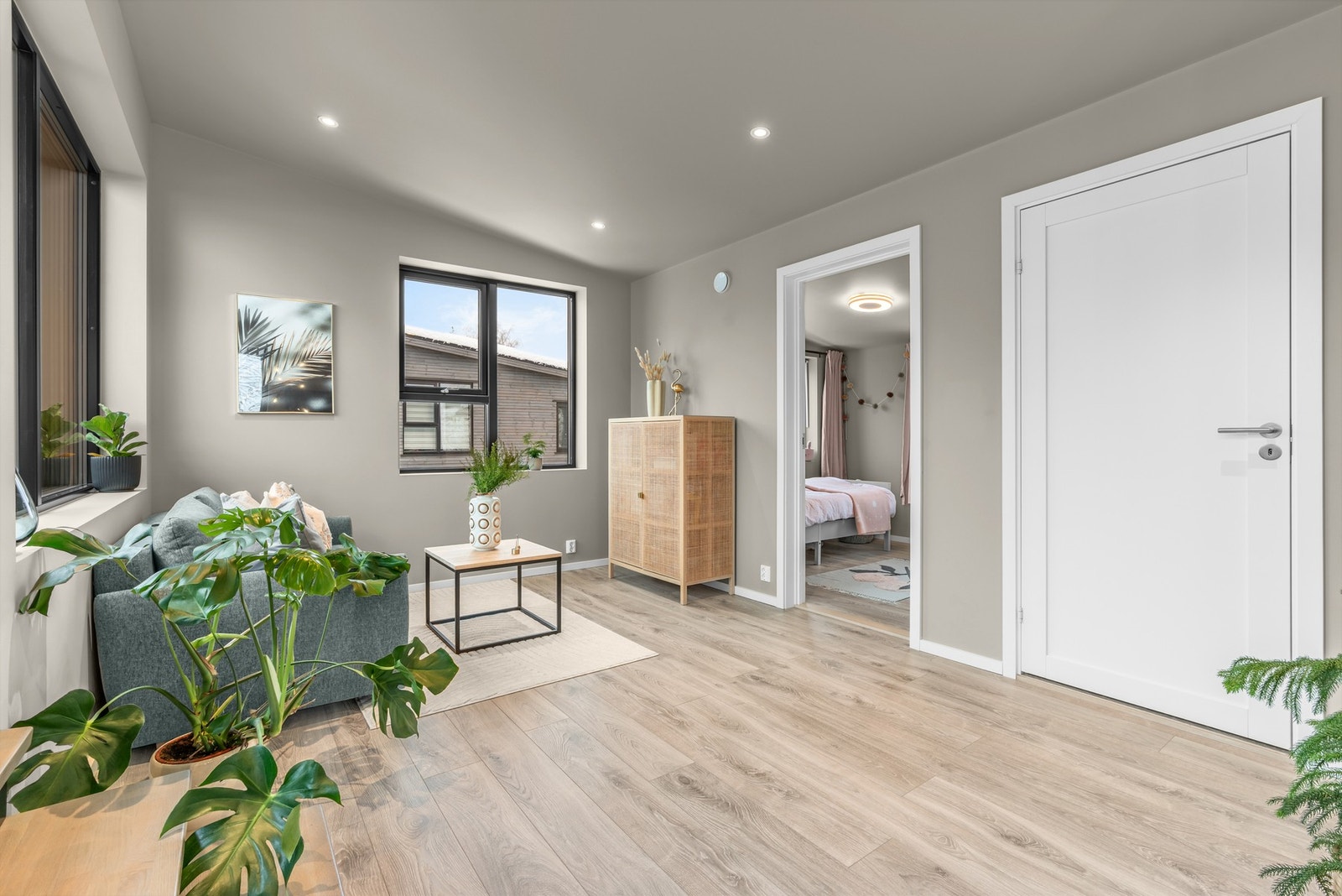 Rommet passer perfekt som en ekstra TV-stue eller som et lekerom for barna. Det er downlights i tak Galleribilde