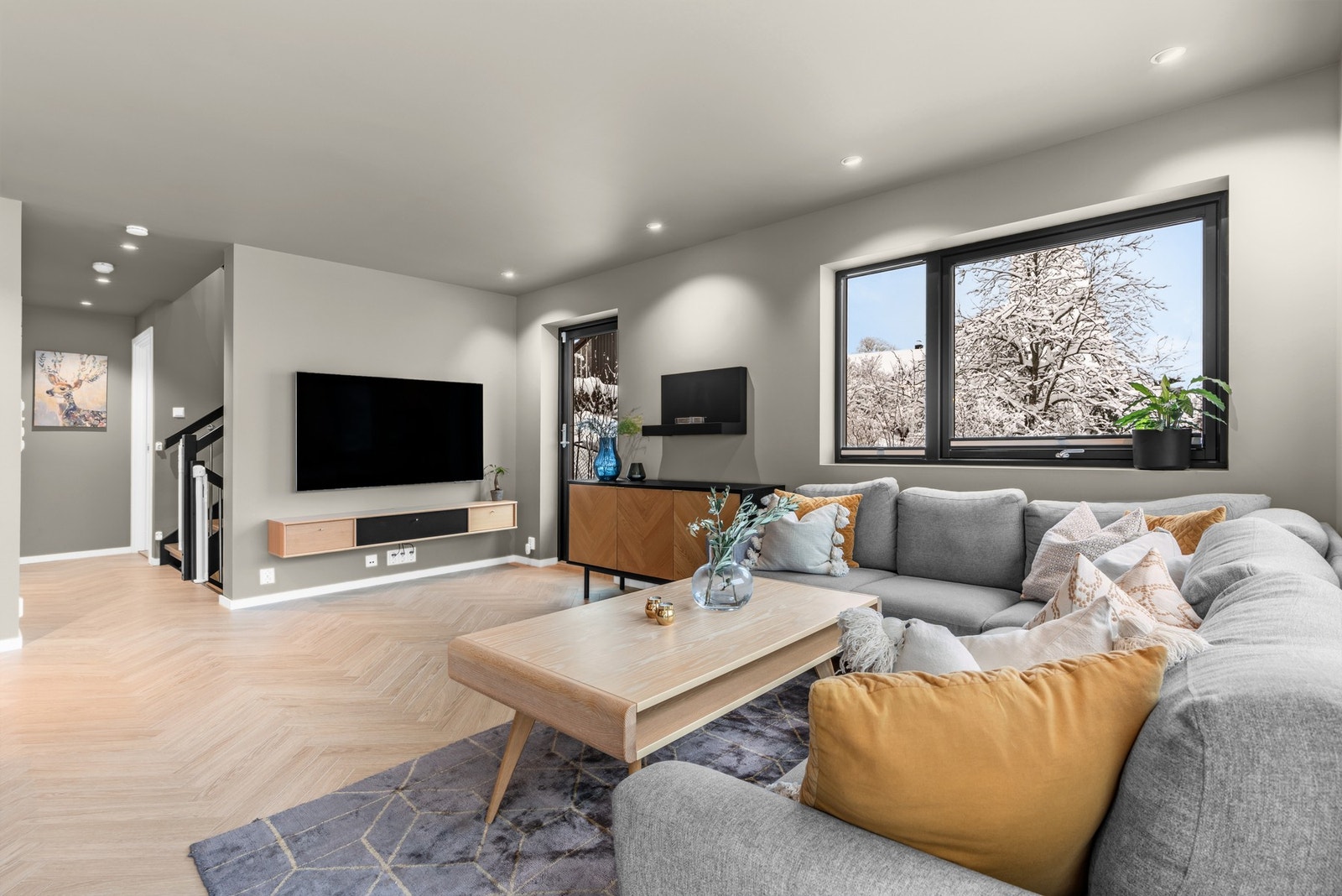 Stuen har en fin utforming med god plass til stor sofa og TV-løsning Galleribilde