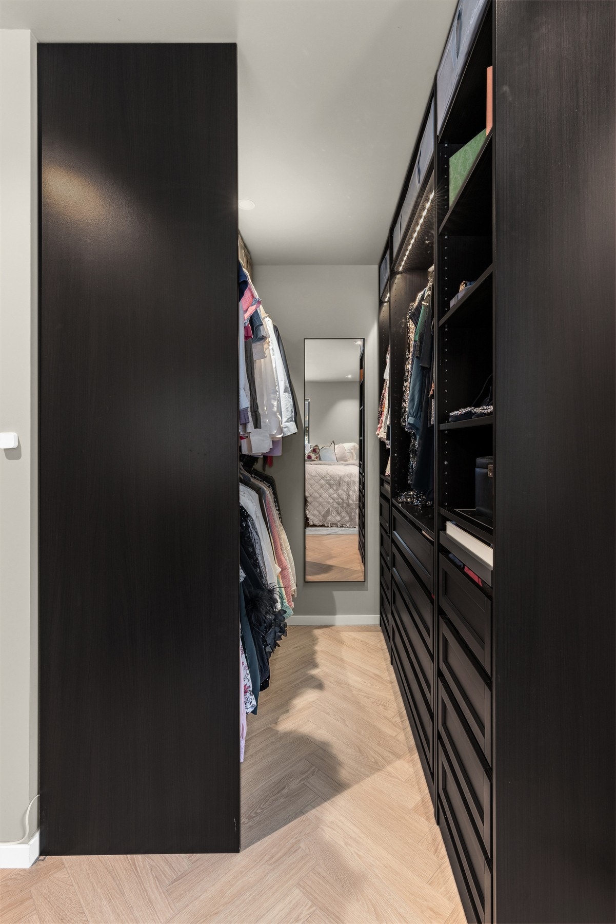 Hovedsoverommet har garderobe som er innredet med takhøye garderobeskap med masse lagringsplass Galleribilde