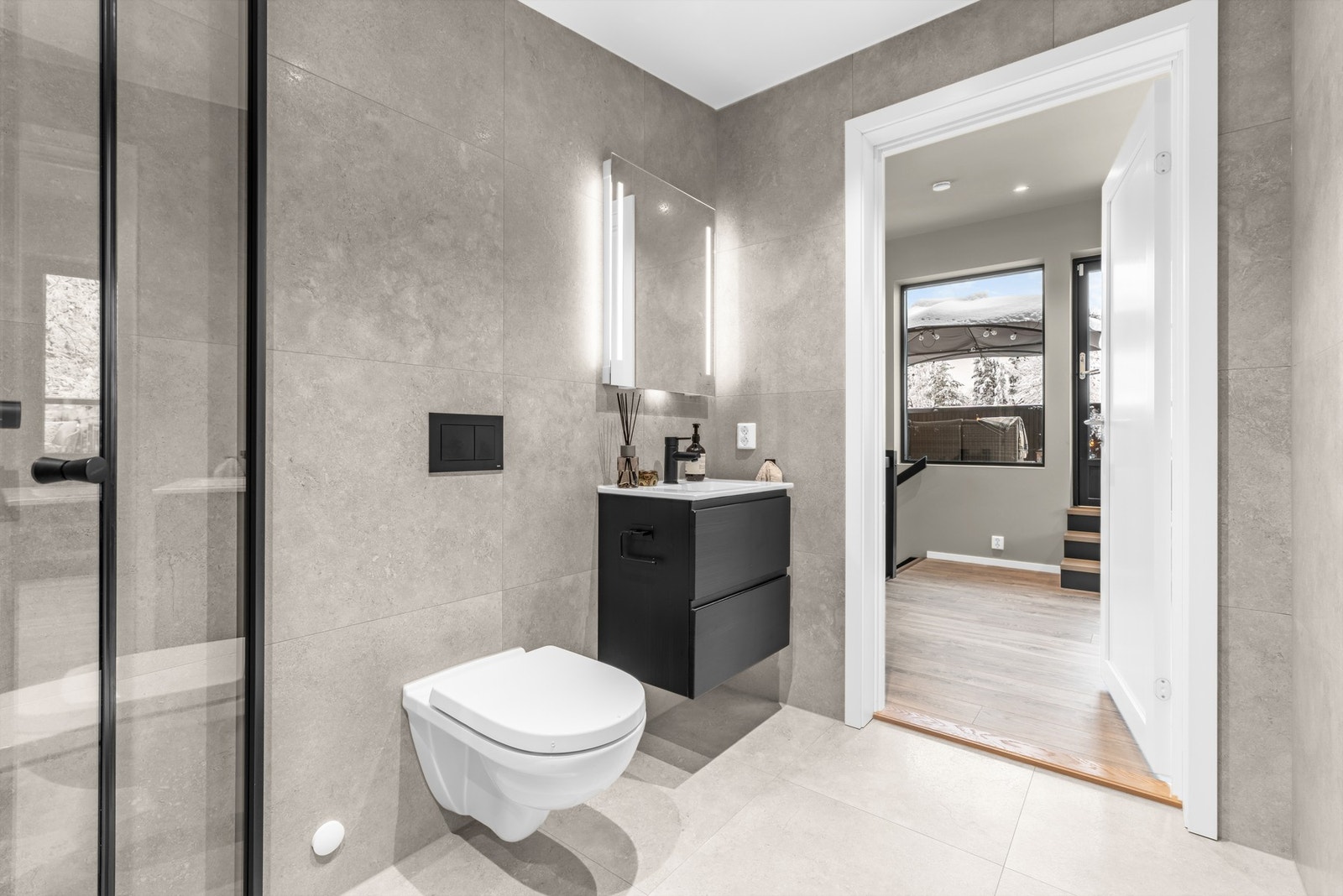 Toppetasjen inneholder også et delikat, flislagt bad med varmekabler og downlights i tak Galleribilde