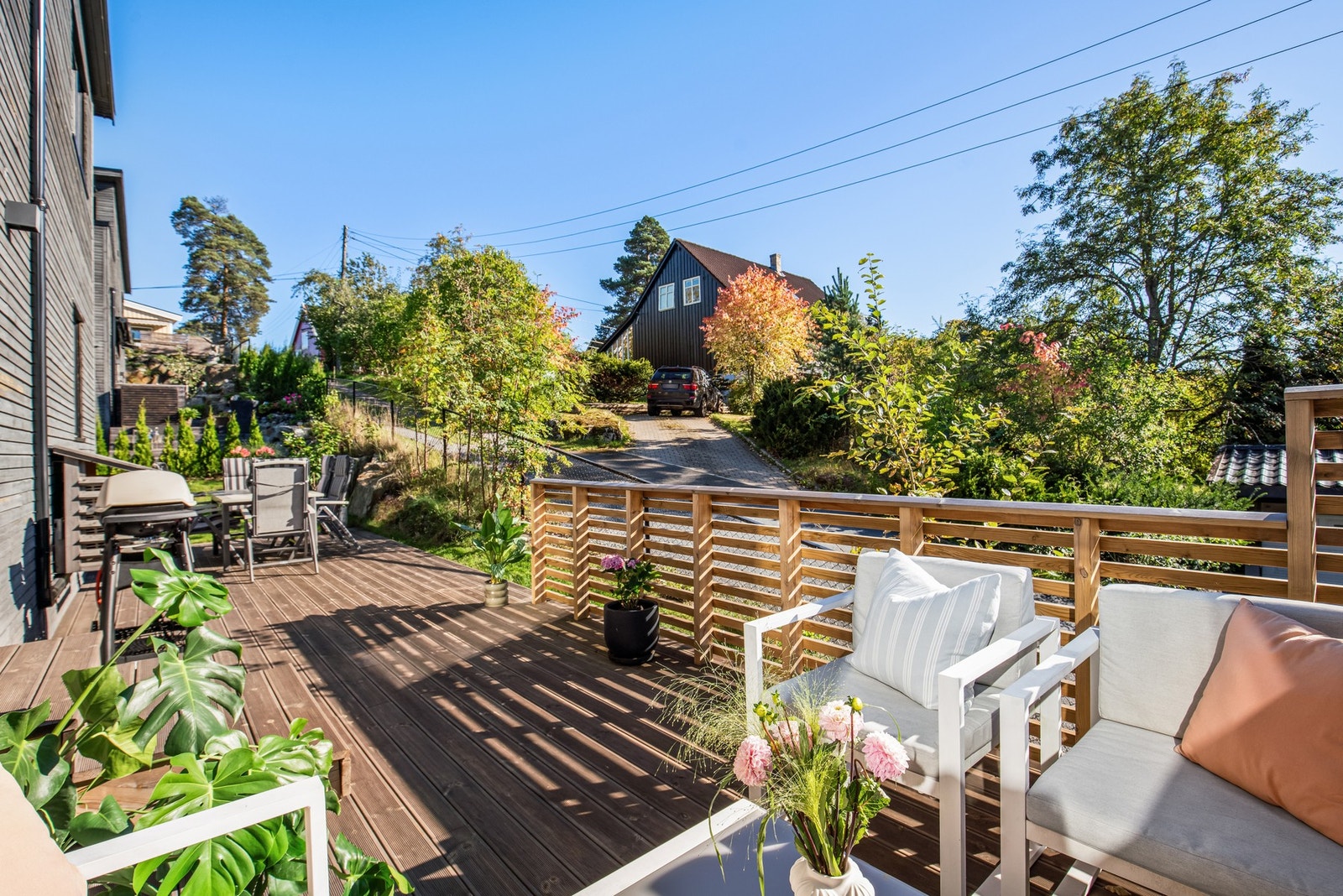 Her er det plass til møblement i flere soner. Fra terrassen er det direkte tilgang til hagen, noe som er meget praktisk for barnefamilier Galleribilde