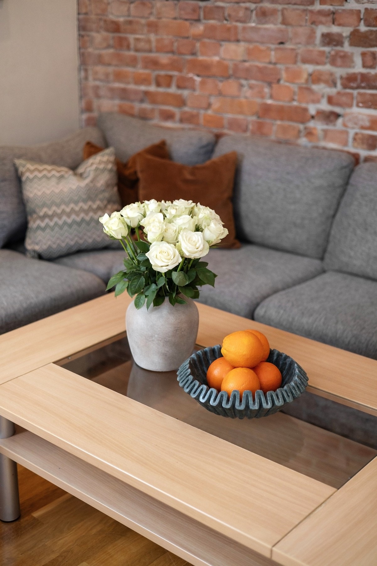 Fellesutgiftene utgjør kr 7 104 per måned og inkluderer blant annet bredbånd fra Telia, vaktmester- og renholdstjenester, drift og vedlikehold, felles forsikring samt renter, avdrag og øvrige faste kostnader i boligselskapet. Galleribilde