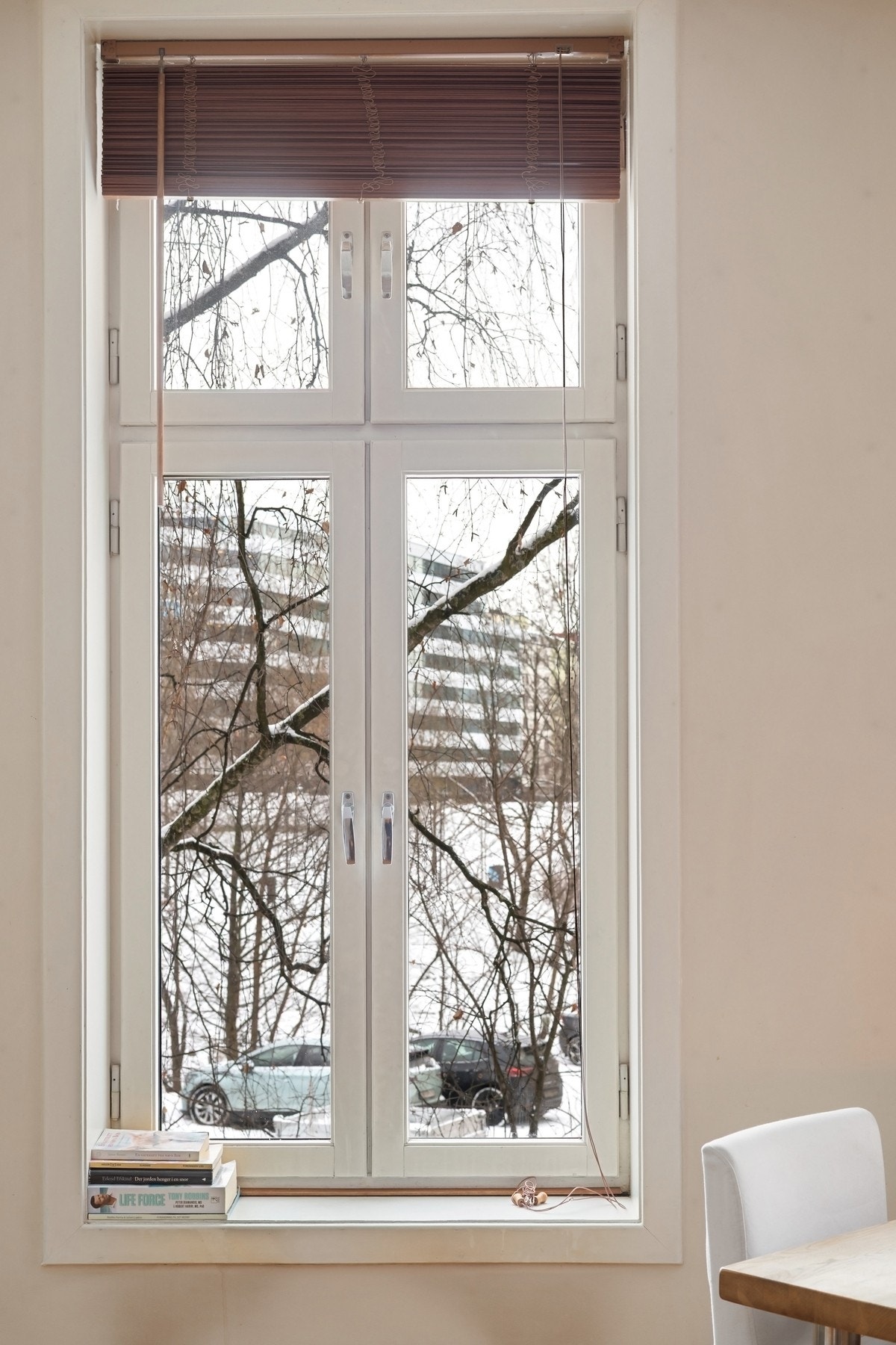 Store vindusflater sørger for godt lysinnslipp. Galleribilde