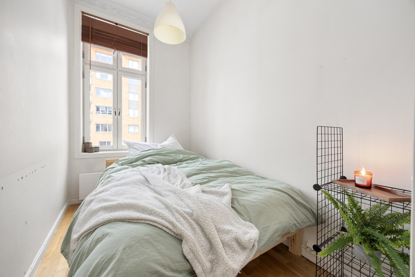 Vinduet peker ut mot en stille blindgate, dette er også et ideelt rom å benytte som kontor. Galleribilde