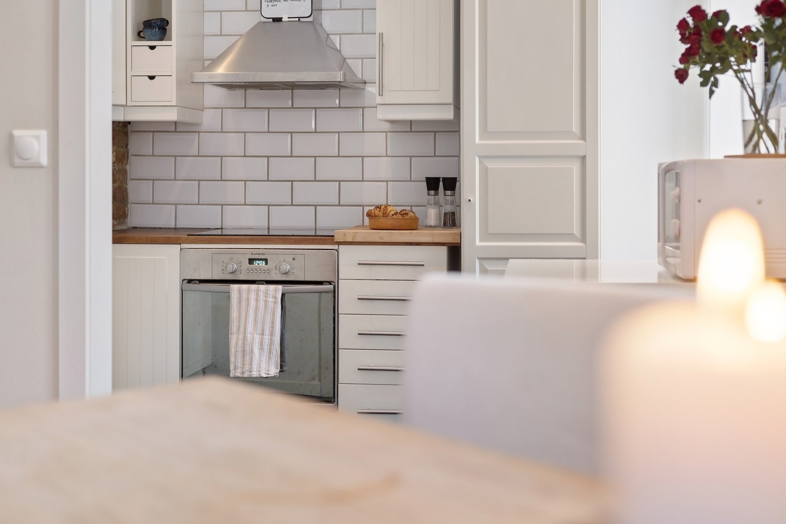 Kjøkkenet er utstyrt med integrert kjøleskap med fryser, oppvaskmaskin, keramisk topp og komfyr som følger med boligen. Galleribilde