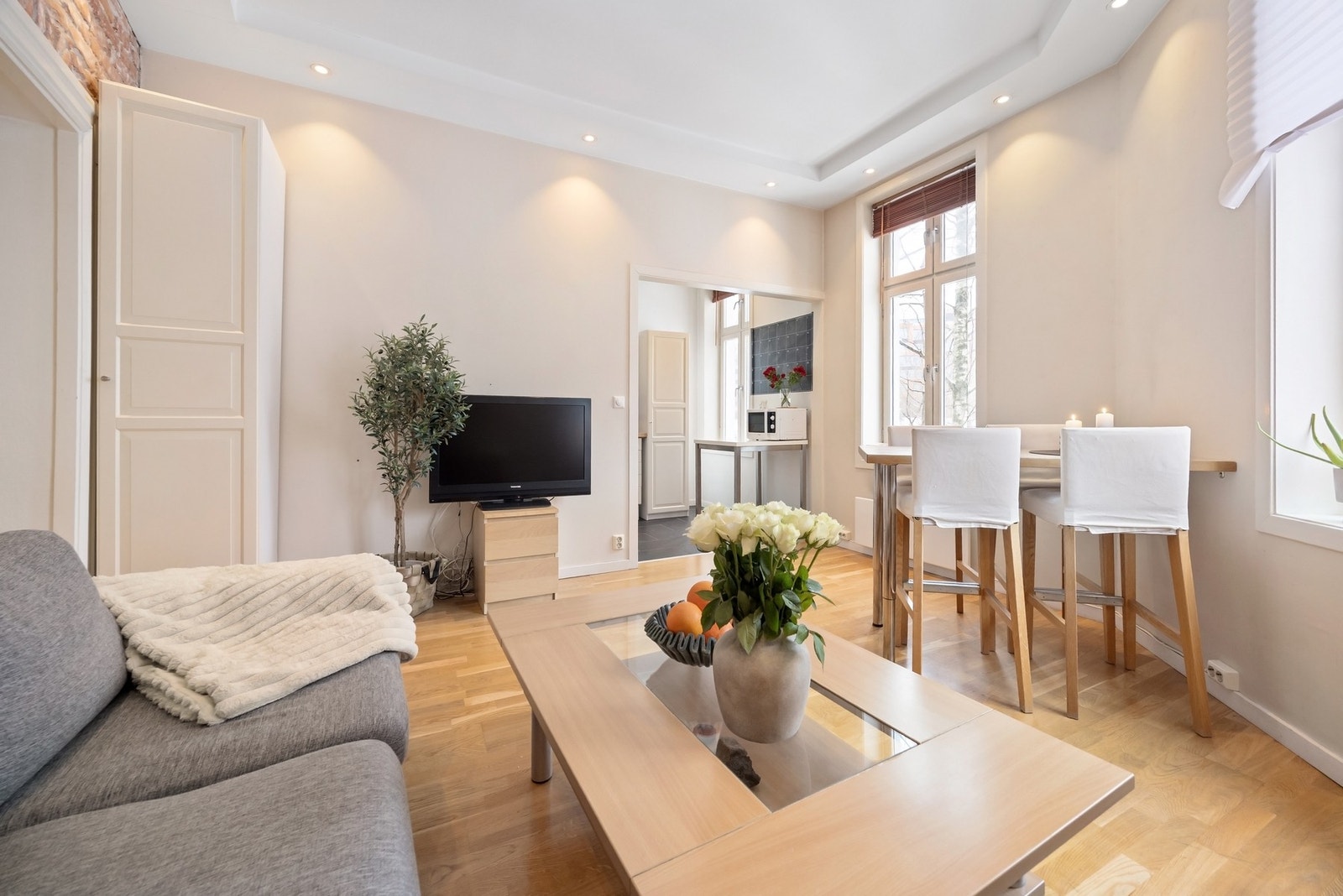 Takhøyden er på henholdsvis ca. 297 cm og 274 cm, sammen med åpen løsning mellom kjøkken og stue, oppleves rommene lyse og luftige. Galleribilde