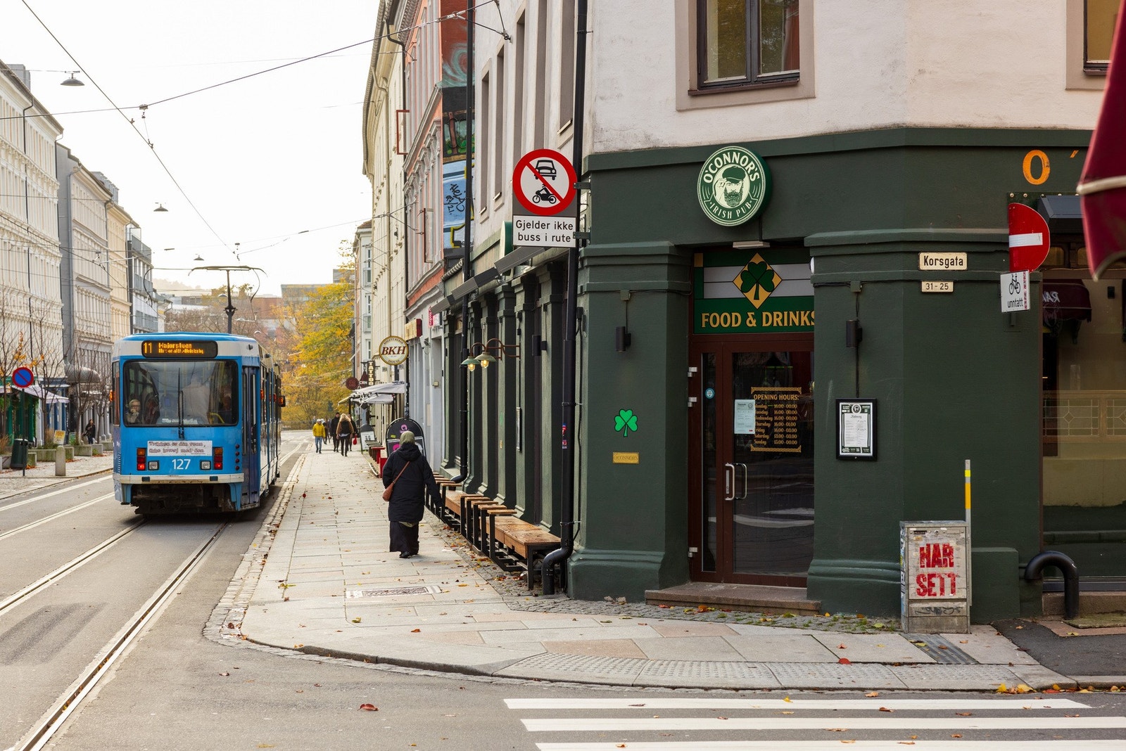 Eiendommen ligger svært sentralt med enkel adkomst både til fots, med bil og kollektivtransport. Fra kollektivknutepunktet Nybrua er det kun 2-3 minutters gange. Galleribilde