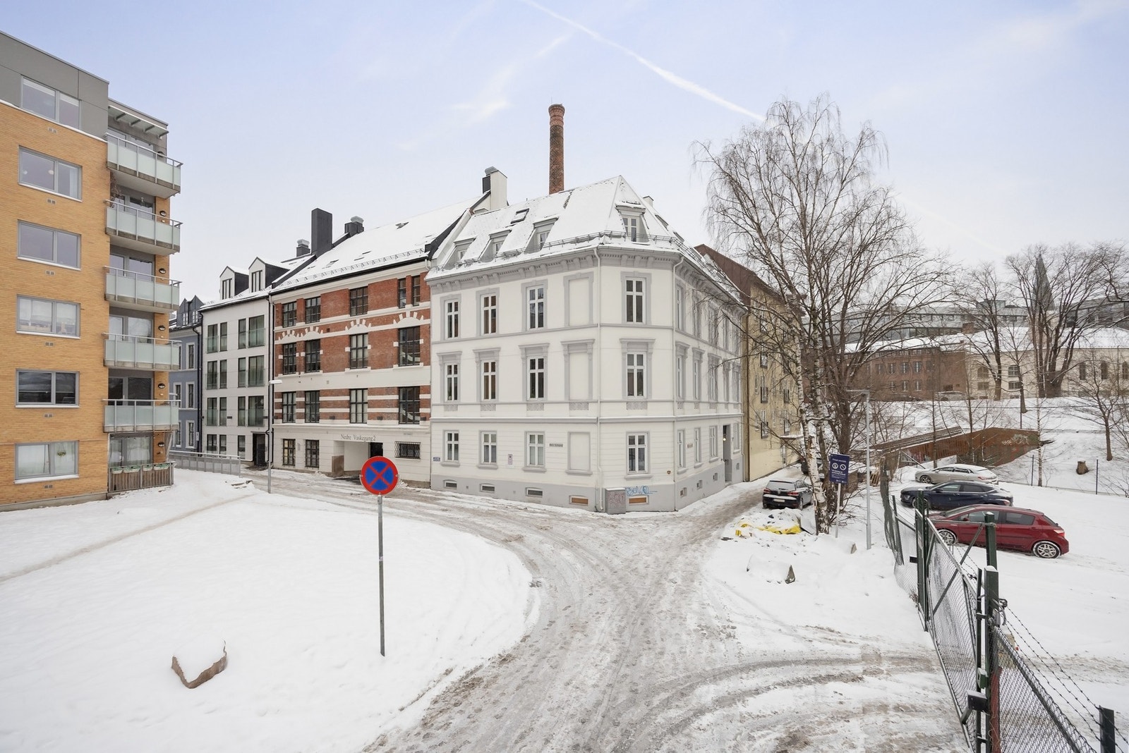 Bygningen er en klassisk murbygning i tre etasjer, med hvit fasade og detaljer i grått. Galleribilde