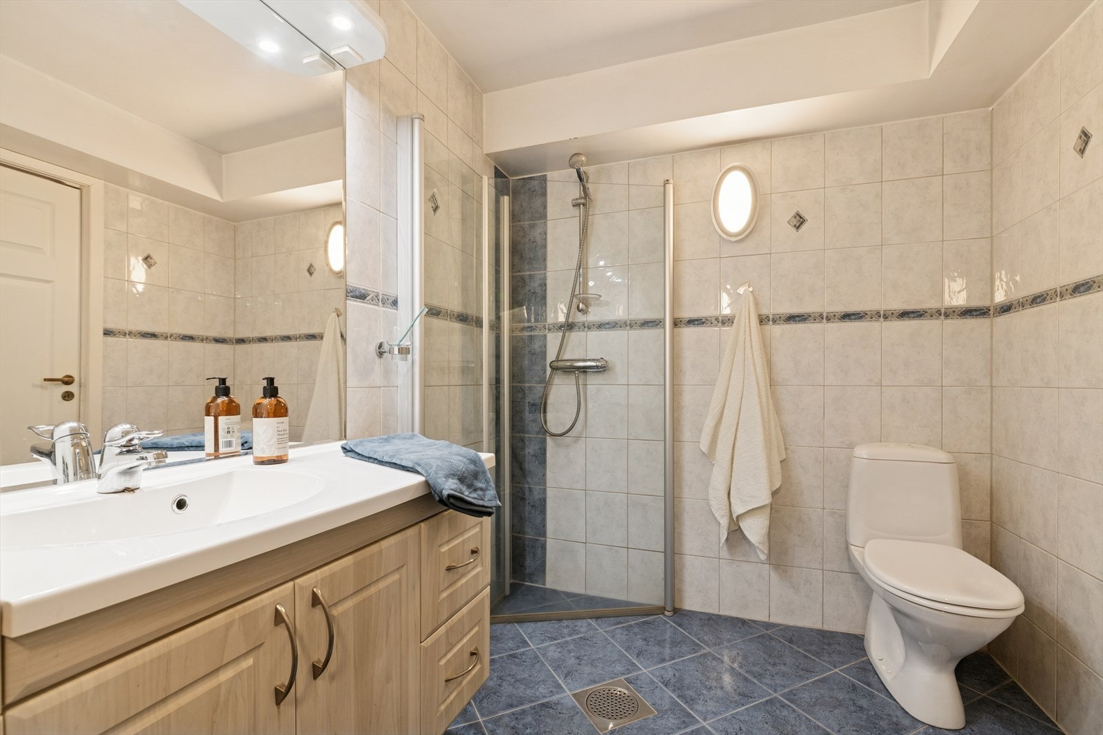 Baderom 1 er romslig, med opplegg for vaskemaskin og tørketrommel. Galleribilde