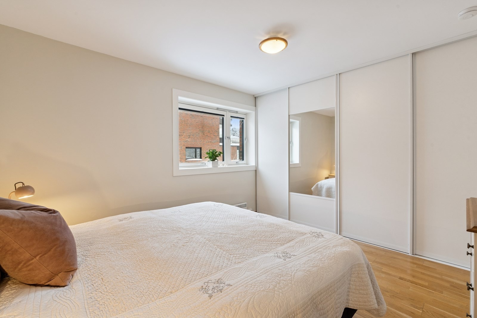 Soverom 1 har gode praktiske løsninger med plassbygd garderobeskap. Galleribilde