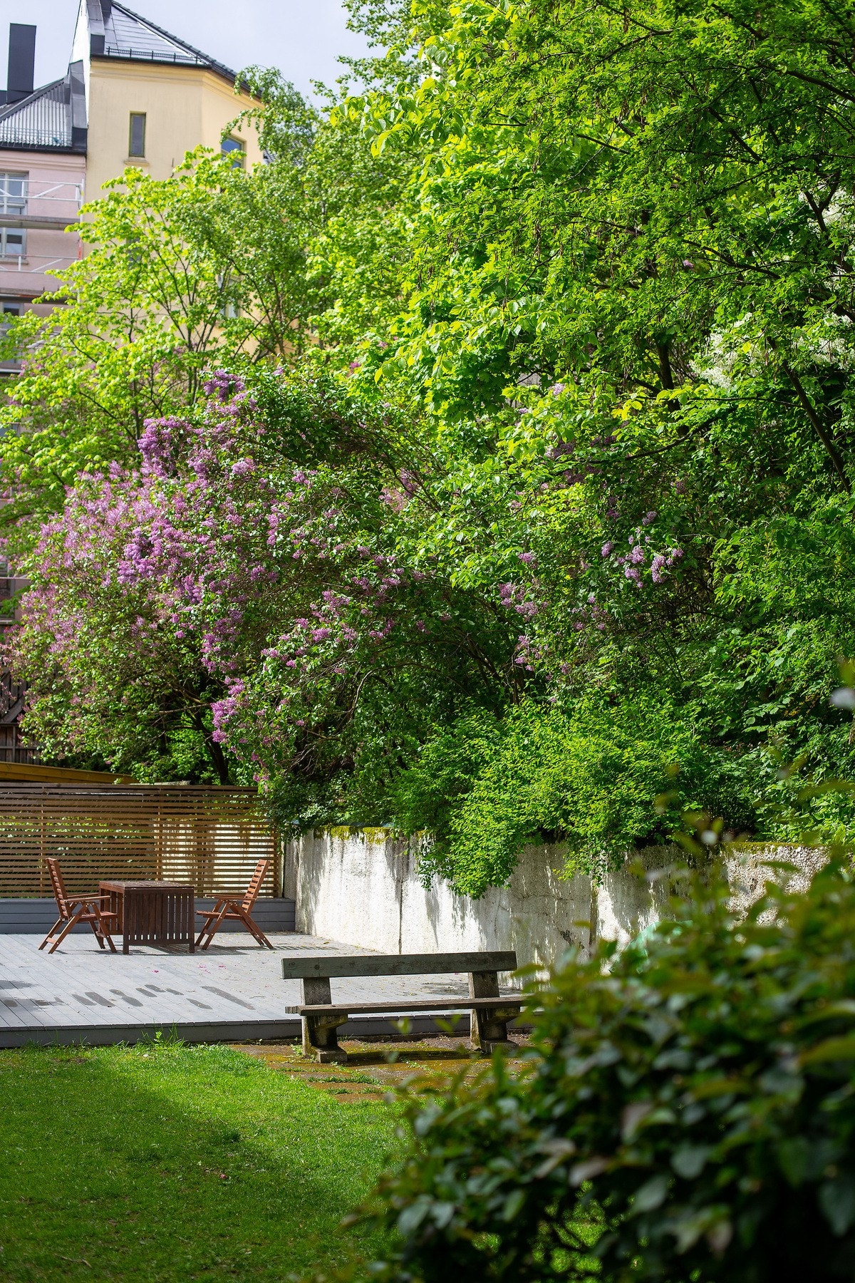 Stor, pen, påkostet og opparbeidet bakgård med god boltreplass for store og små (sommerbilder) Galleribilde