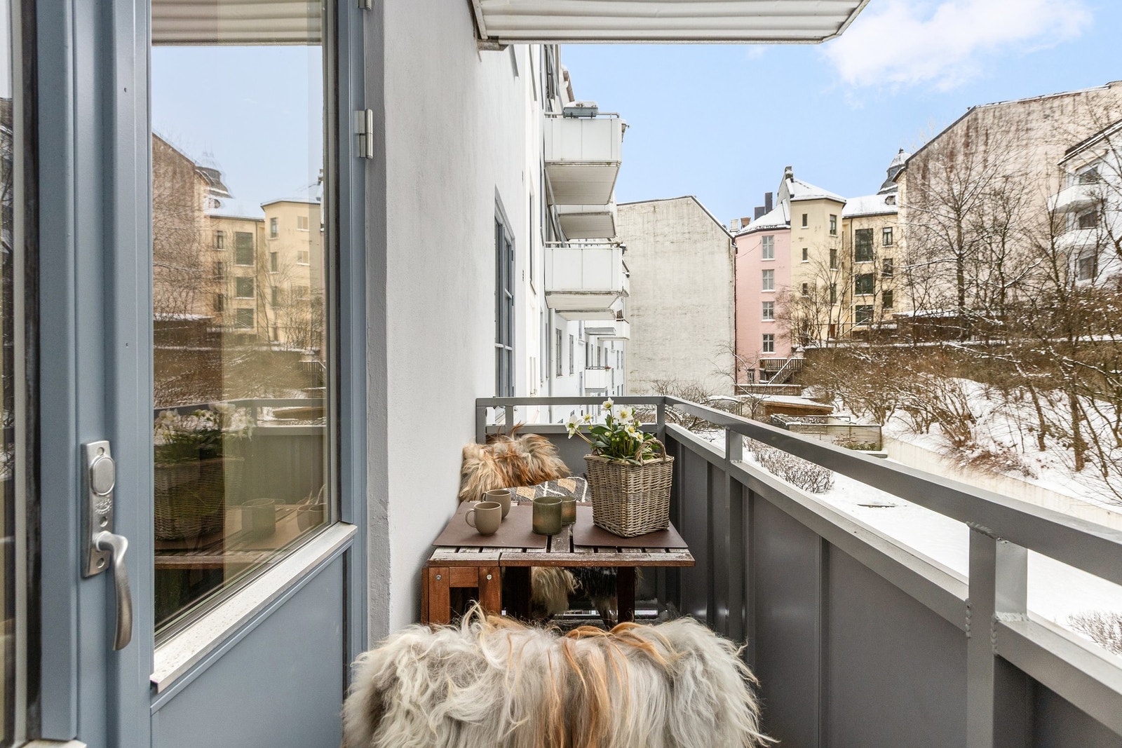 Balkongen vender mot en rolig og frodig bakgård med lite innsyn Galleribilde