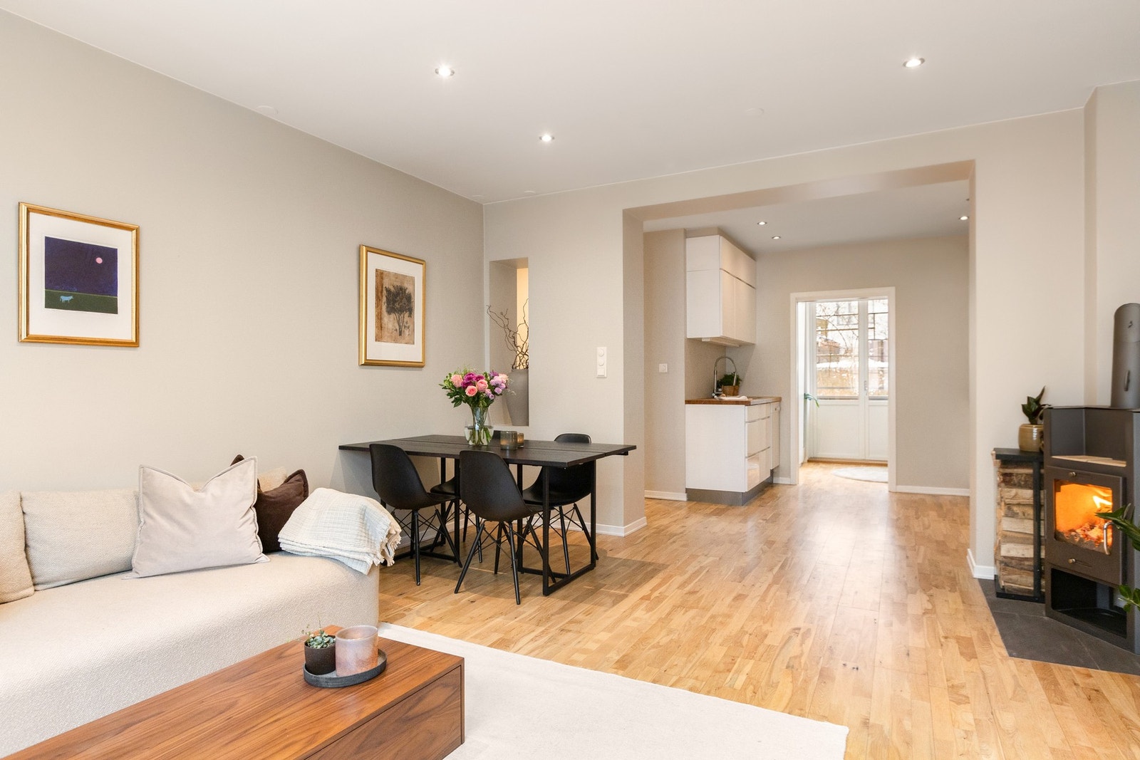 Stuen fremstår som meget tiltalende med åpen kjøkkenløsning og veldefinerte soner for både matlaging og underholdning Galleribilde