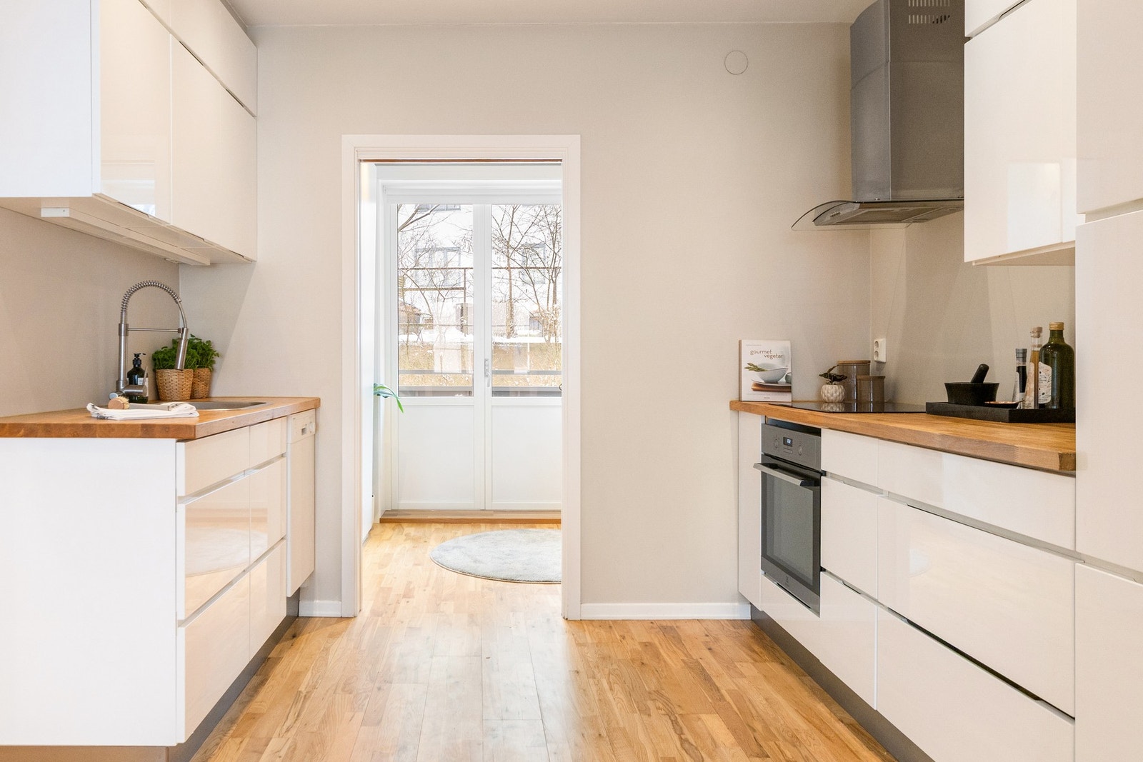 Kjøkkenet er integrert i en åpen stue- og kjøkkenløsning, som skaper en god romfølelse Galleribilde