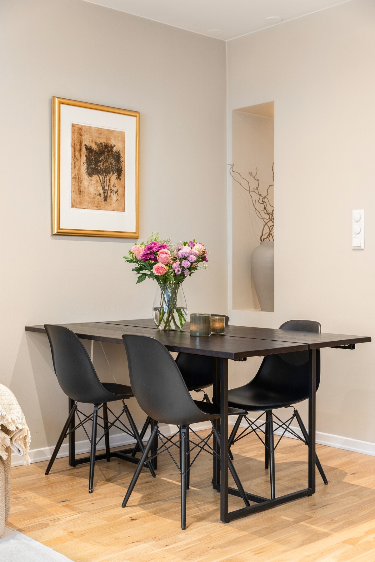 Romslig spisesone med plass til spisegruppe Galleribilde