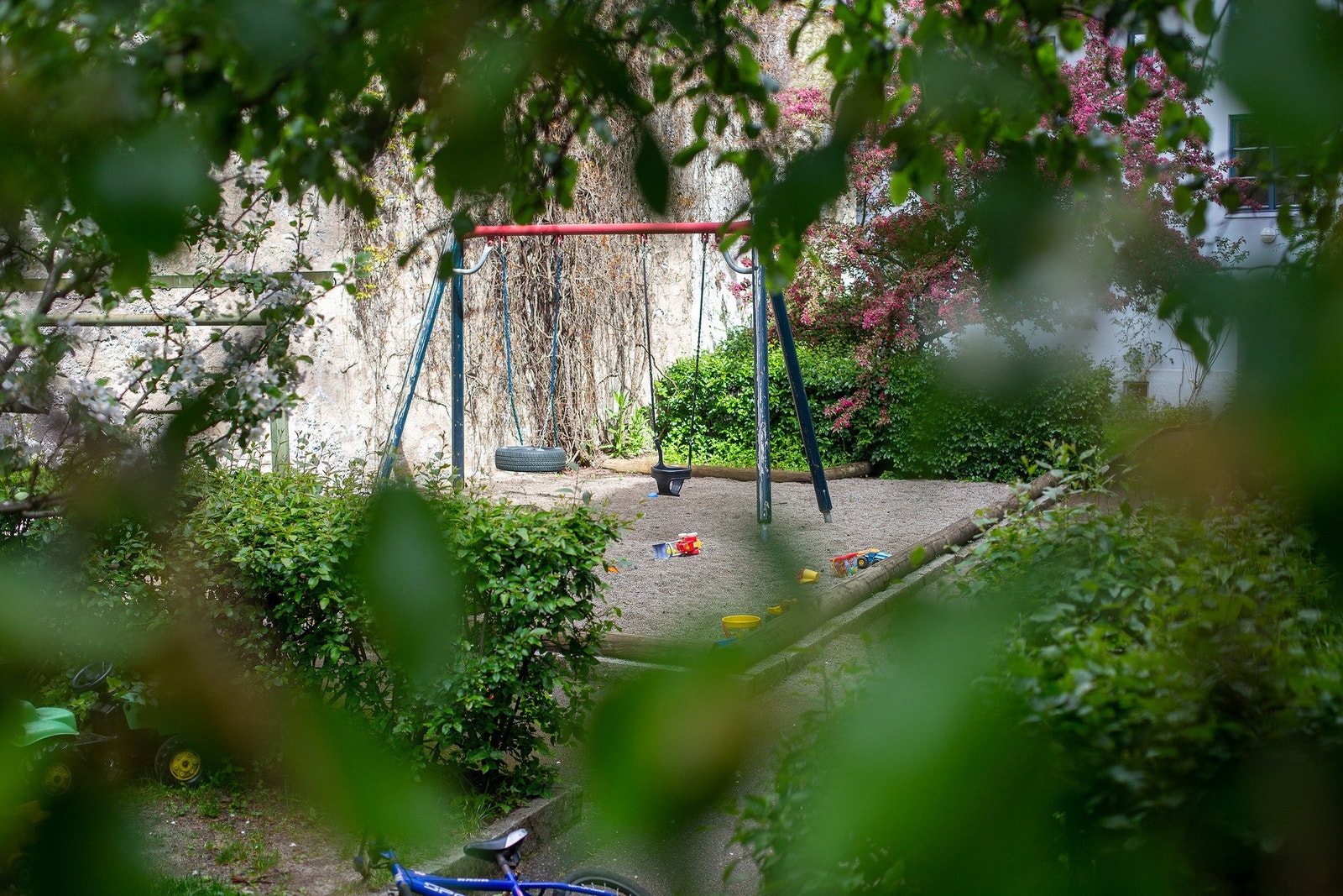 Bakgården består av, gressplener, hekk og beplantning, asfalt, trær, sittegrupper (sommerbilder) Galleribilde