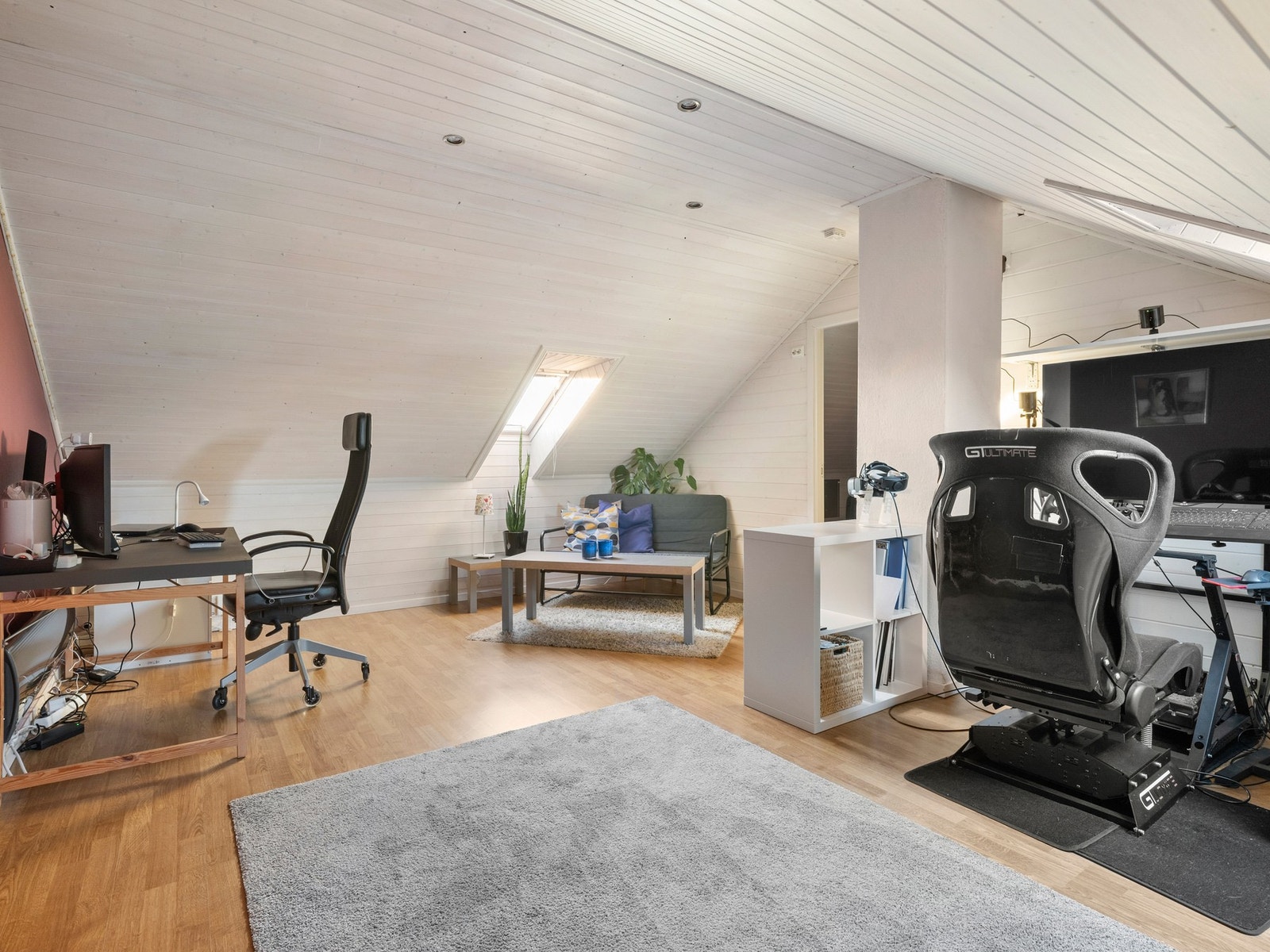 Denne delen av boligen er et ideelt rom for å trekke seg tilbake og nyte tid med familie og venner. Galleribilde