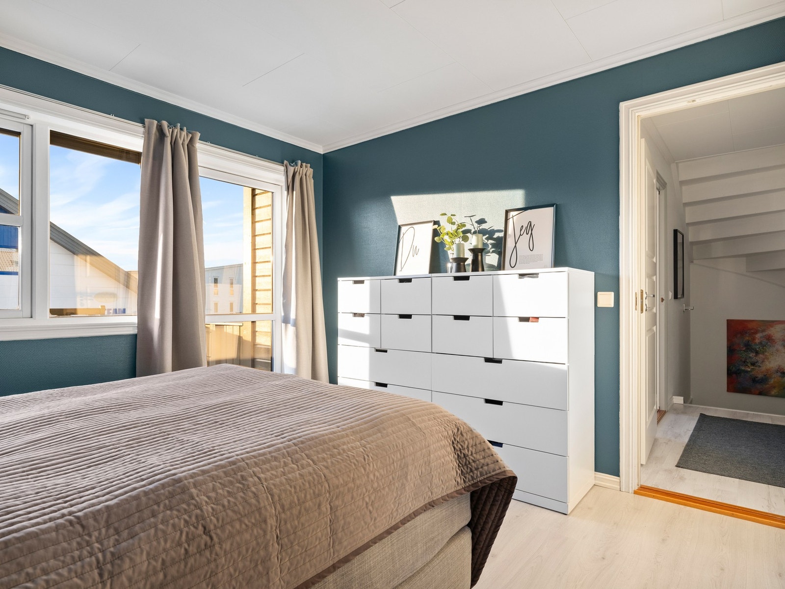 Hovedsoverommet er romslig med god plass til dobbeltseng, nattbord og garderobeskap. Galleribilde