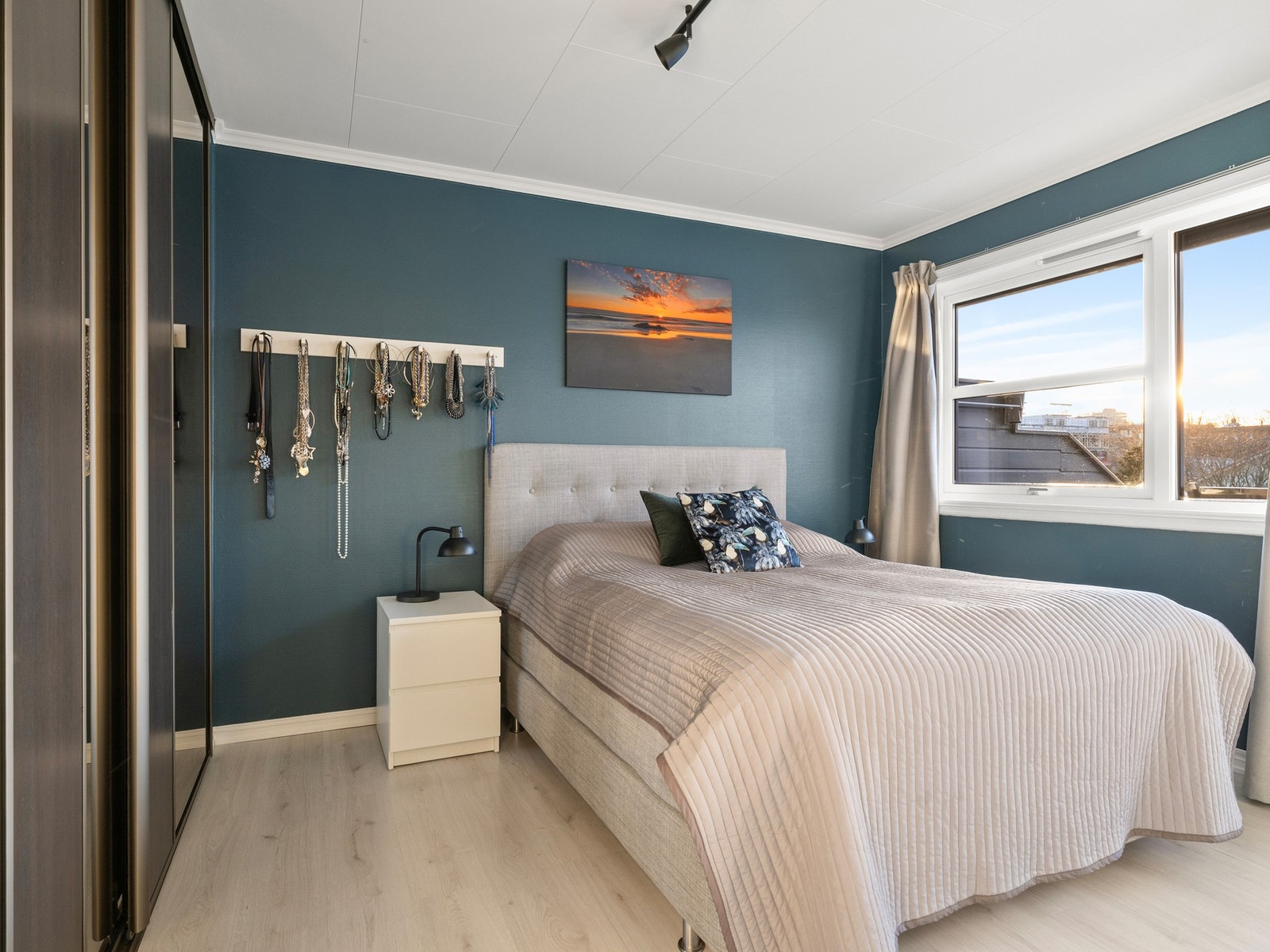 Boligen har tre gode soverom, hvorav alle soverommene er plassert i boligens andre etasje. Galleribilde