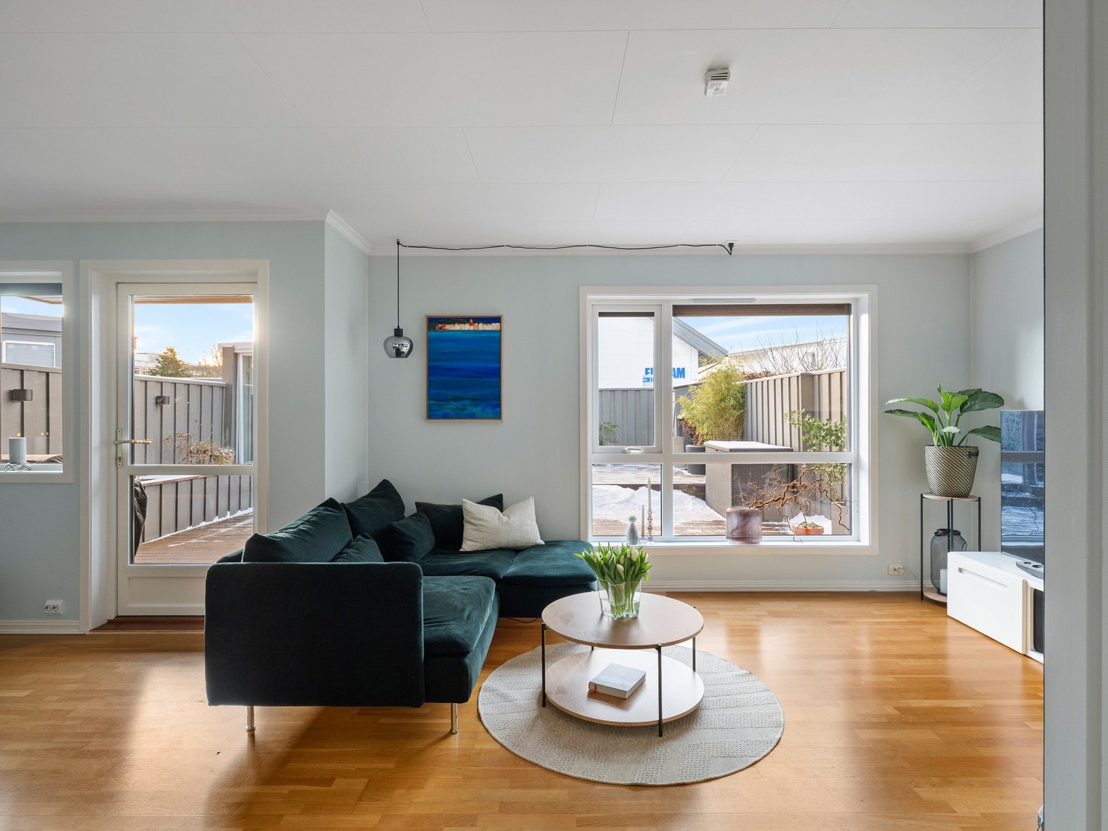 Stuen og kjøkkenet ligger adskilt fra hverandre. Galleribilde